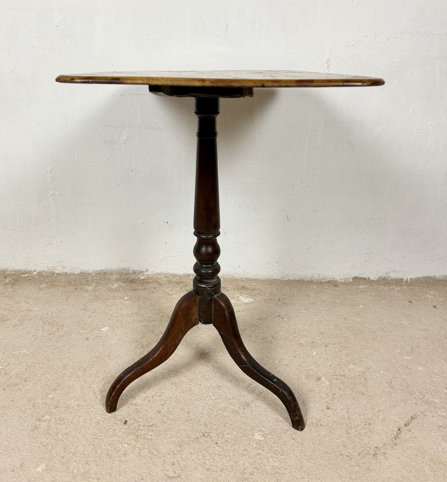 Spaanse bijzettafel met rechthoekig blad op driepootonderstel, midden 20e eeuw photo vinterior