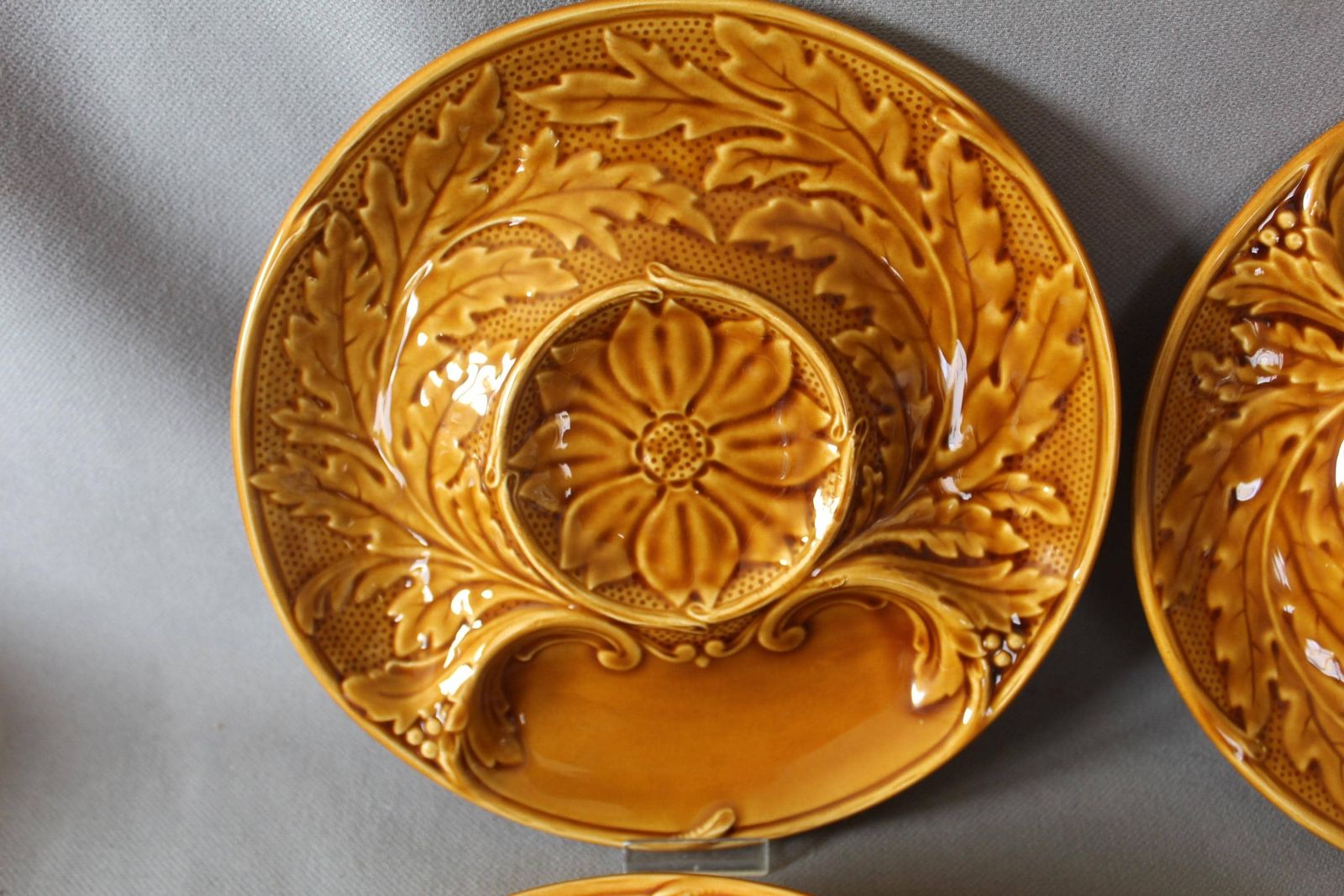 Set van 6 vintage Franse Gien honingbruin keramiek majolica artisjokborden, serveerschaal, verdeelborden, logo Gien France jaren 1960, amber photo for sale