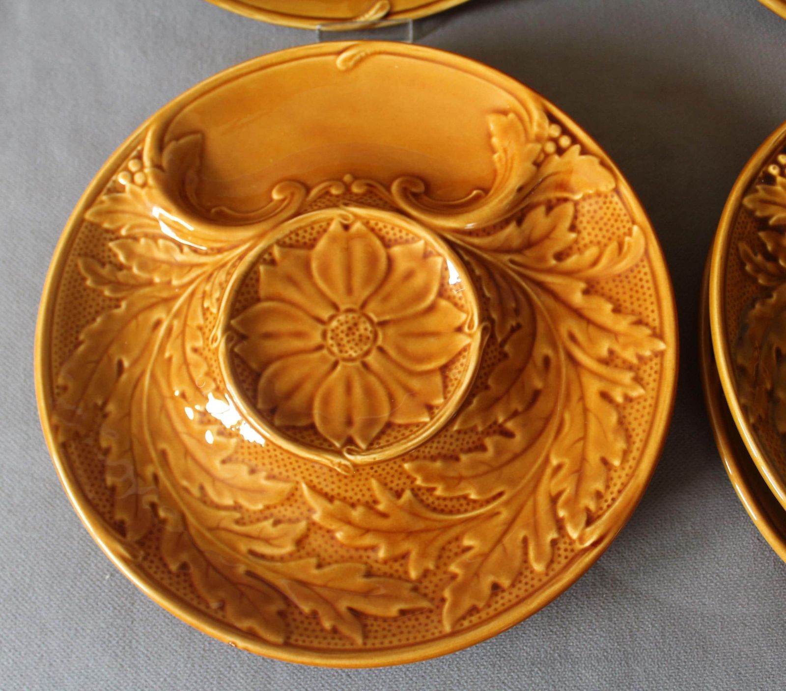 Set van 6 vintage Franse Gien honingbruin keramiek majolica artisjokborden, serveerschaal, verdeelborden, logo Gien France jaren 1960, amber photo vinterior