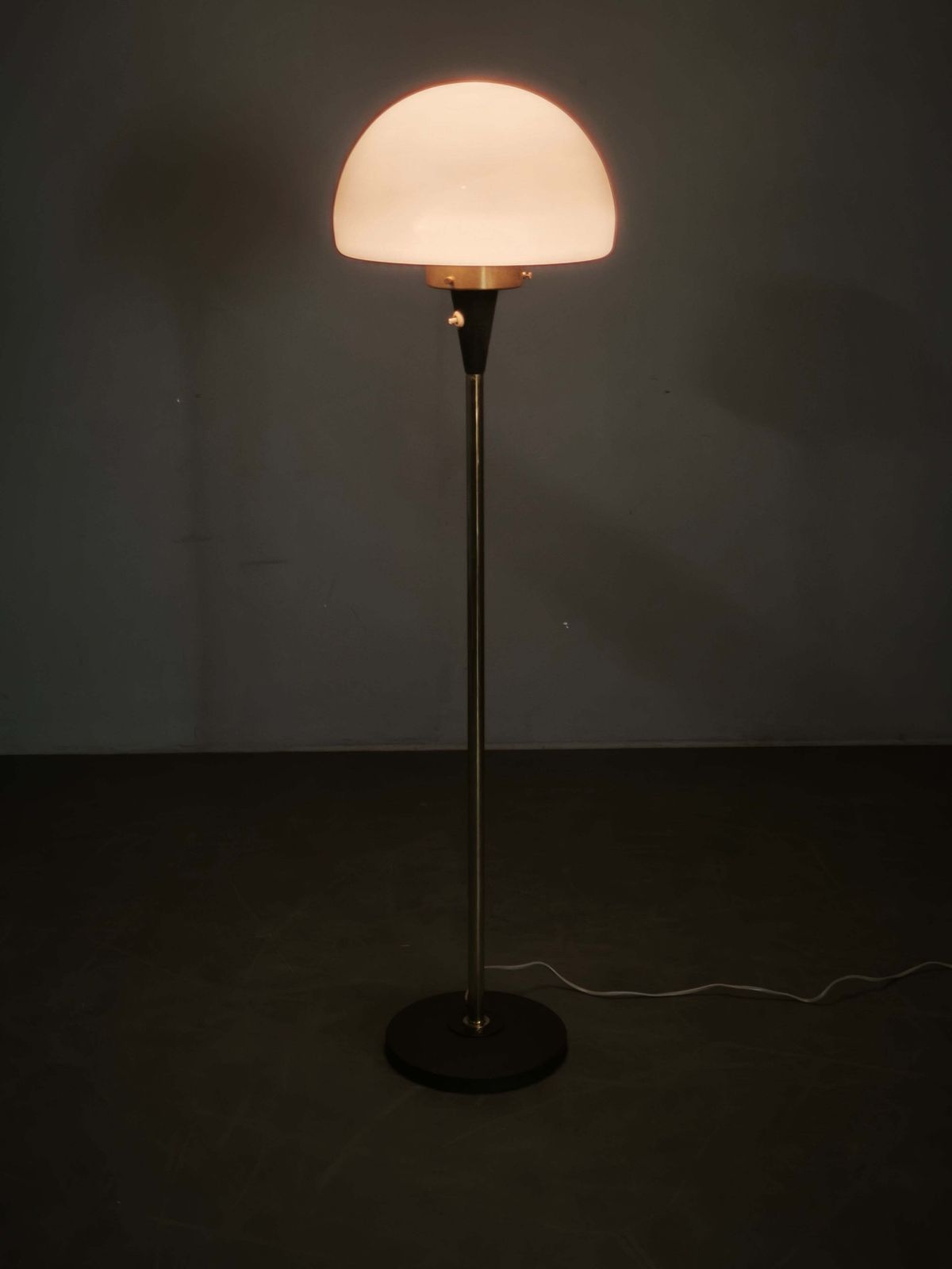 photo furniture Lidokov Space Age Vloerlamp van Messing en Opaalwit Glas, jaren 1960