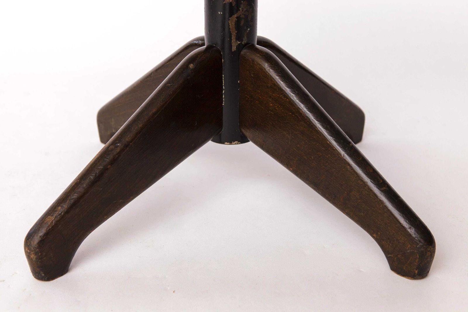 Vintage draaiskruk - ca. jaren 1950/1960, Duits industrieel design, beuken of eiken, donkere beits, mid-century design photo 143.0