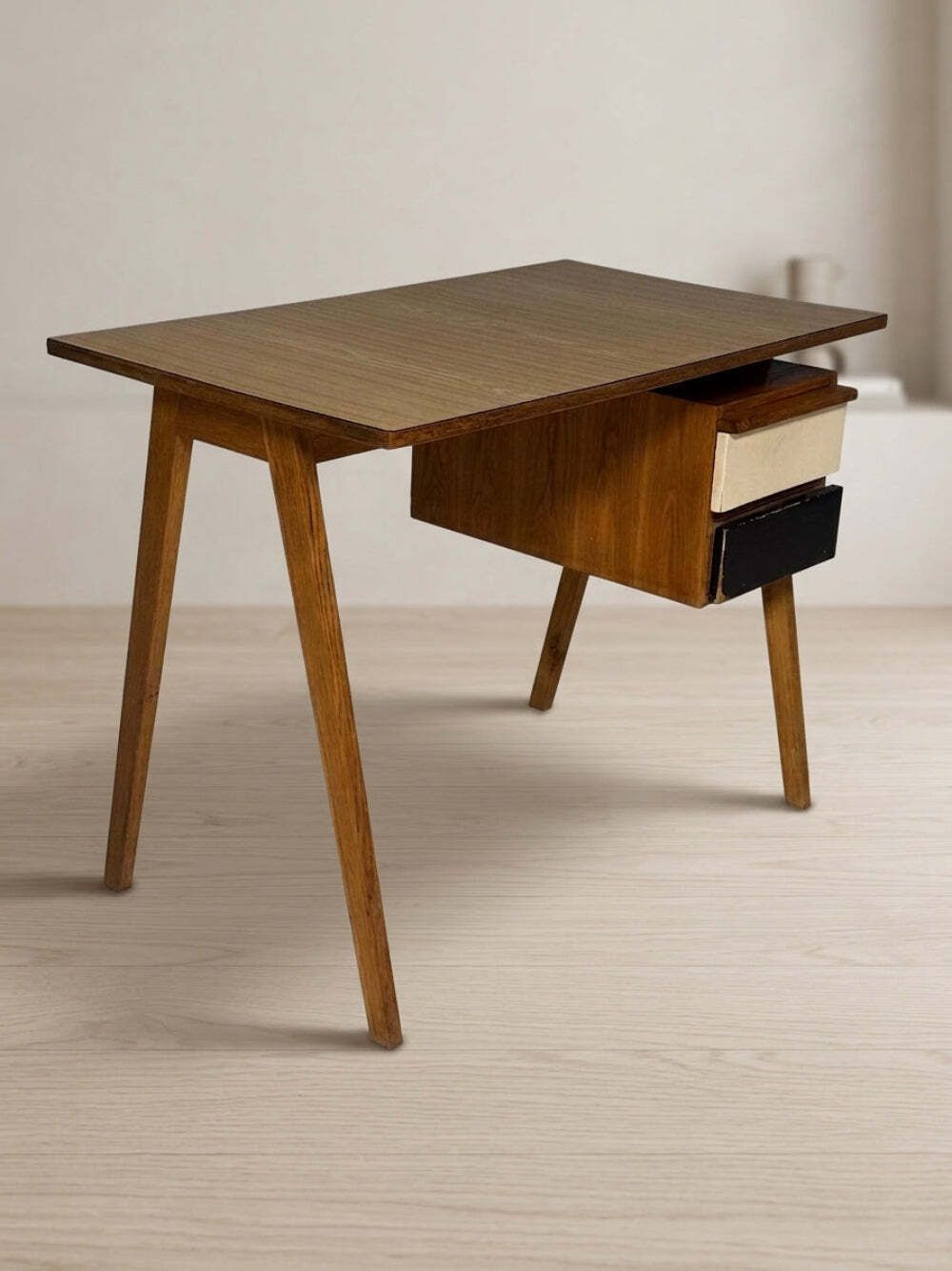 Schrijftafel Mid Century Houten Bureau van Robin Day, jaren 1950, Verenigd Koninkrijk, 100 × 59 × 77 cm photo vintage