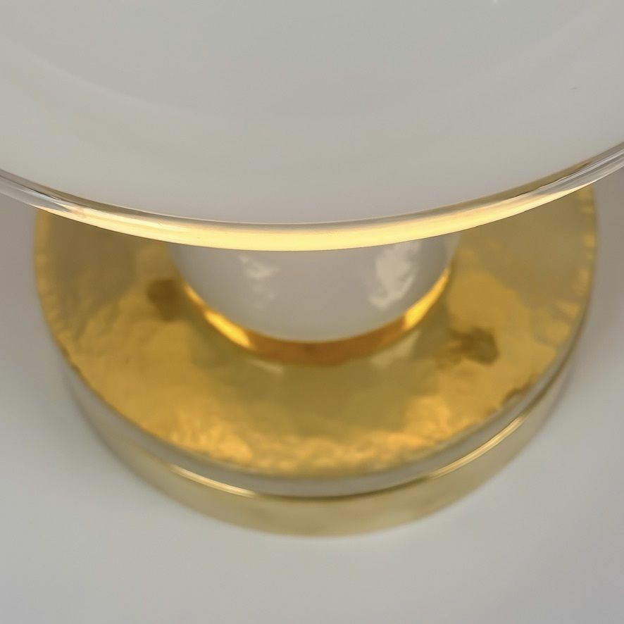 Paar messing en lattimo Murano glazen tafellampen, eind 20e eeuw photo Verlichting