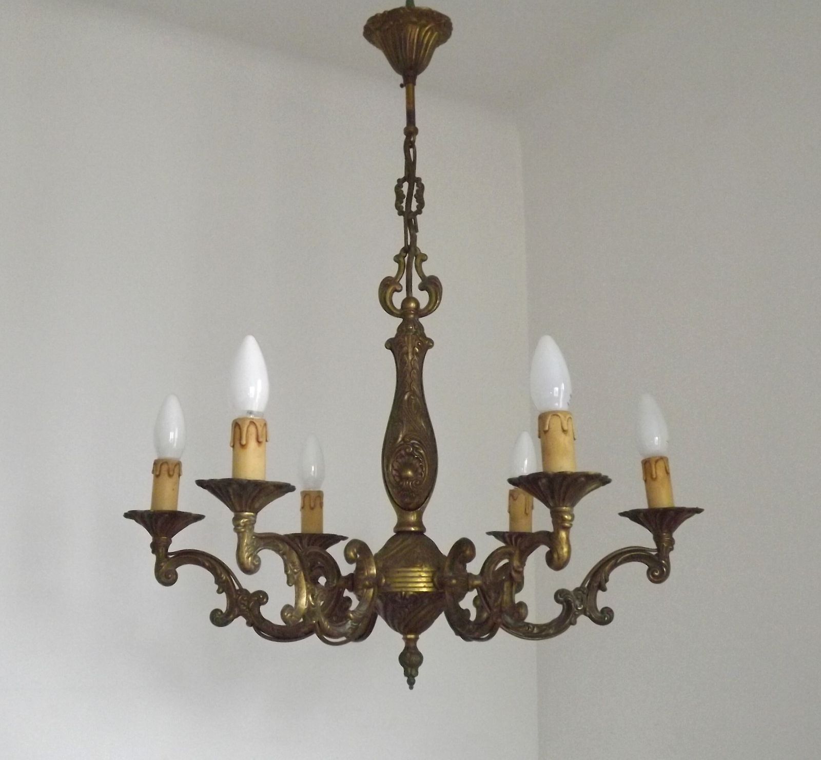 Franse Mid-Century traditionele stijl bronzen kroonluchter met 6 lichten en acanthusmotief photo 345.0