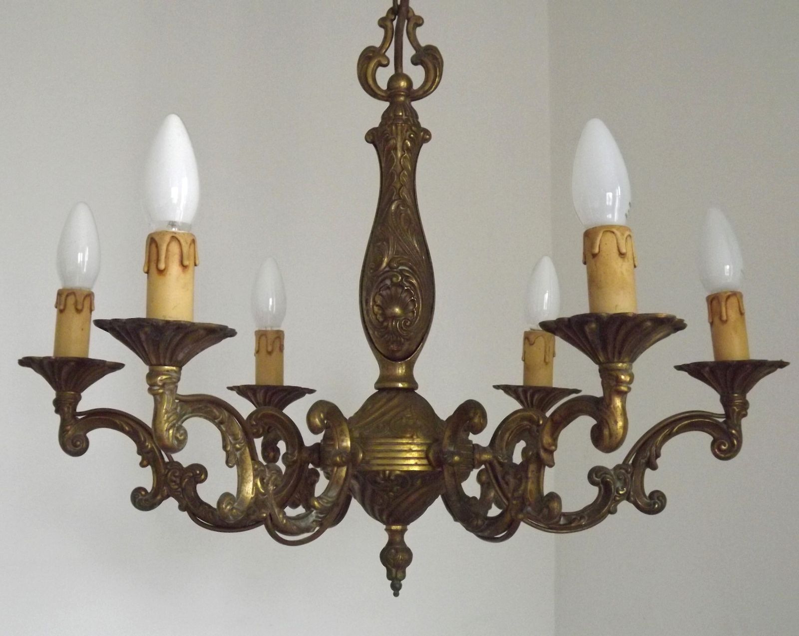 Franse Mid-Century traditionele stijl bronzen kroonluchter met 6 lichten en acanthusmotief photo buy