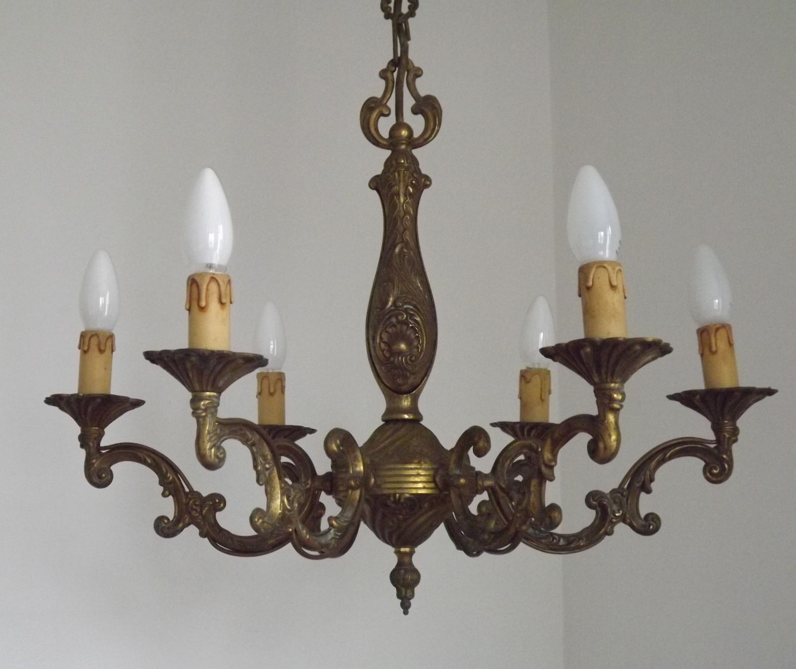 Franse Mid-Century traditionele stijl bronzen kroonluchter met 6 lichten en acanthusmotief photo vinterior