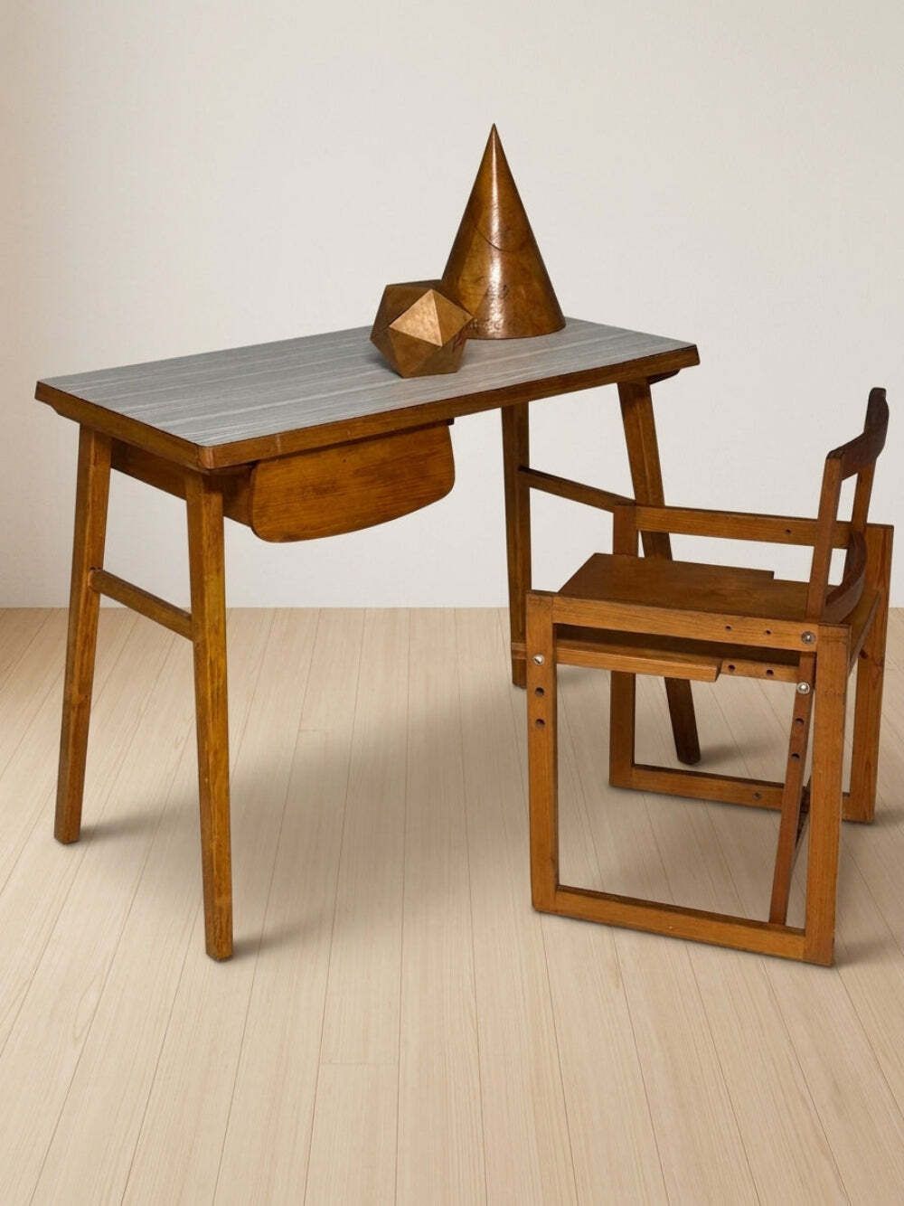 Schrijftafel midden 20e eeuw, houten bureau, 90 × 49 × 73 cm photo Meubels