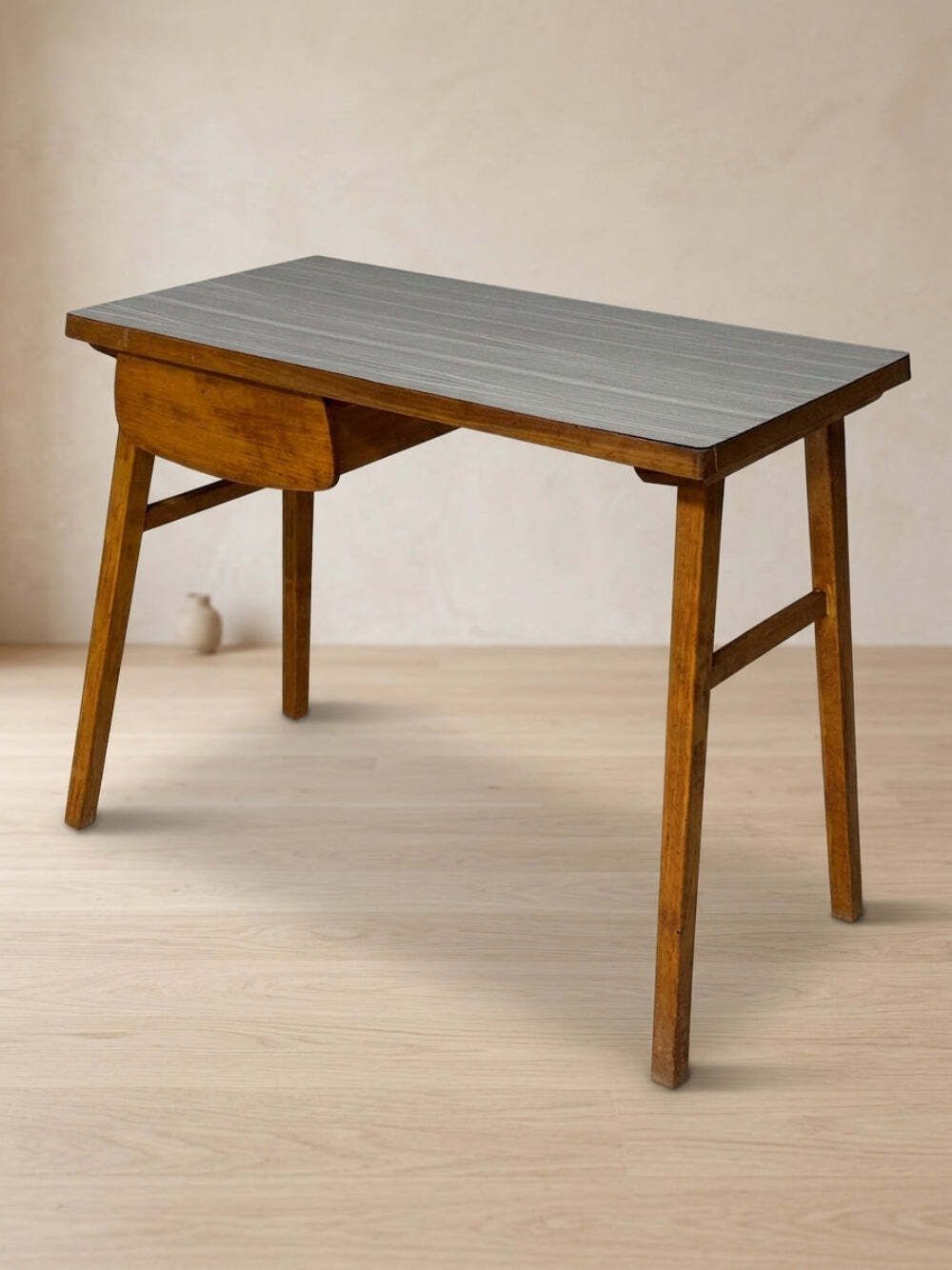 Schrijftafel midden 20e eeuw, houten bureau, 90 × 49 × 73 cm photo vintage