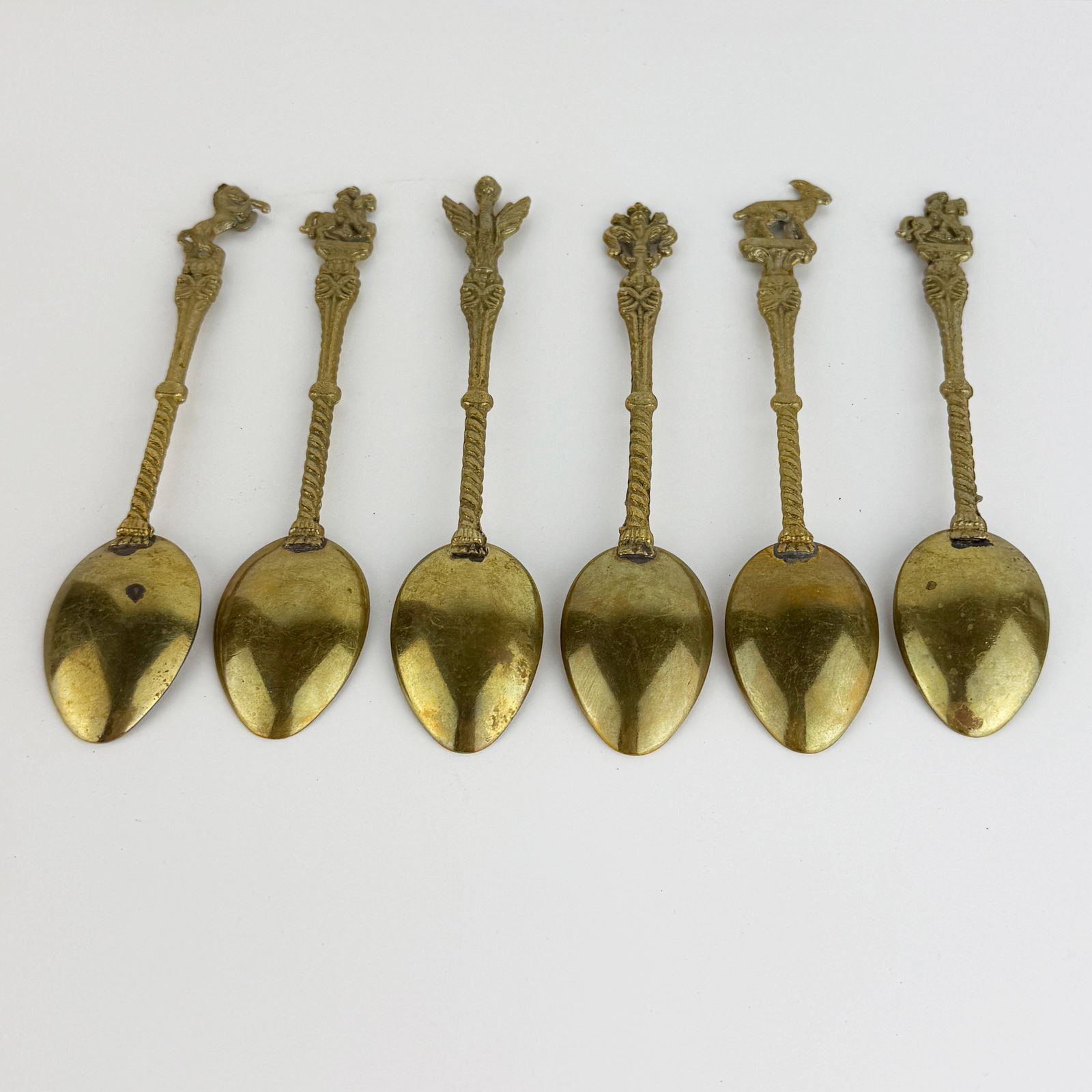 photo vinterior Vintage Italian Brass Souvenir Spoons Set Of 6, Rome Spqr, Vatican, Griffin & Heraldic Motifs, Mid Century Collectibles