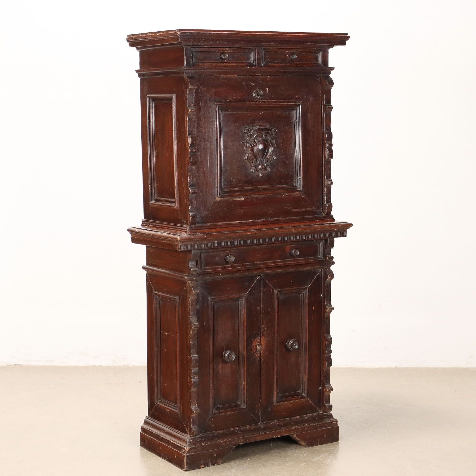 Neorenaissance kast in walnoot   Italië, eind 19e eeuw photo furniture