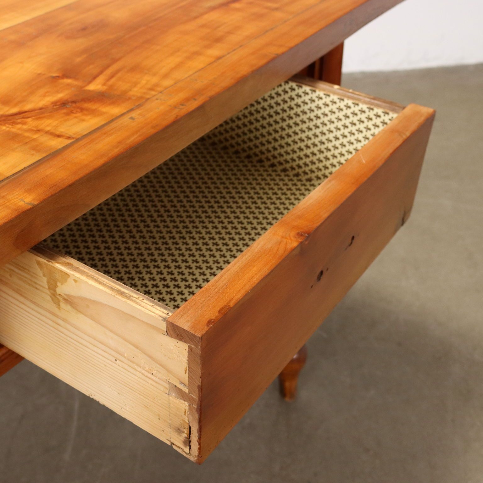 Kersenhout tafel uit de 20e eeuw, Italië photo vinterior