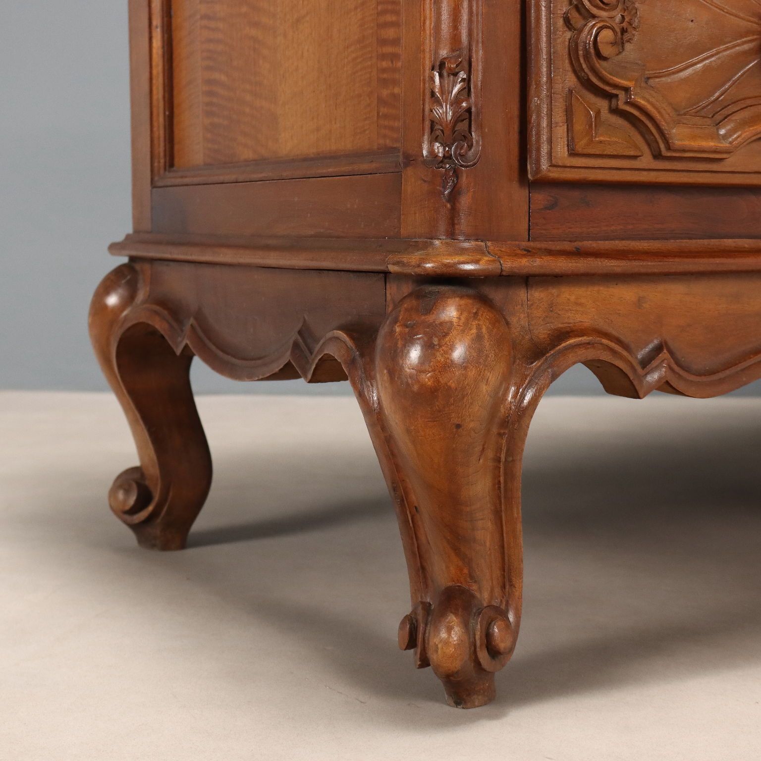photo furniture Baroque Style Walnut Dresser With Gilded Mirror