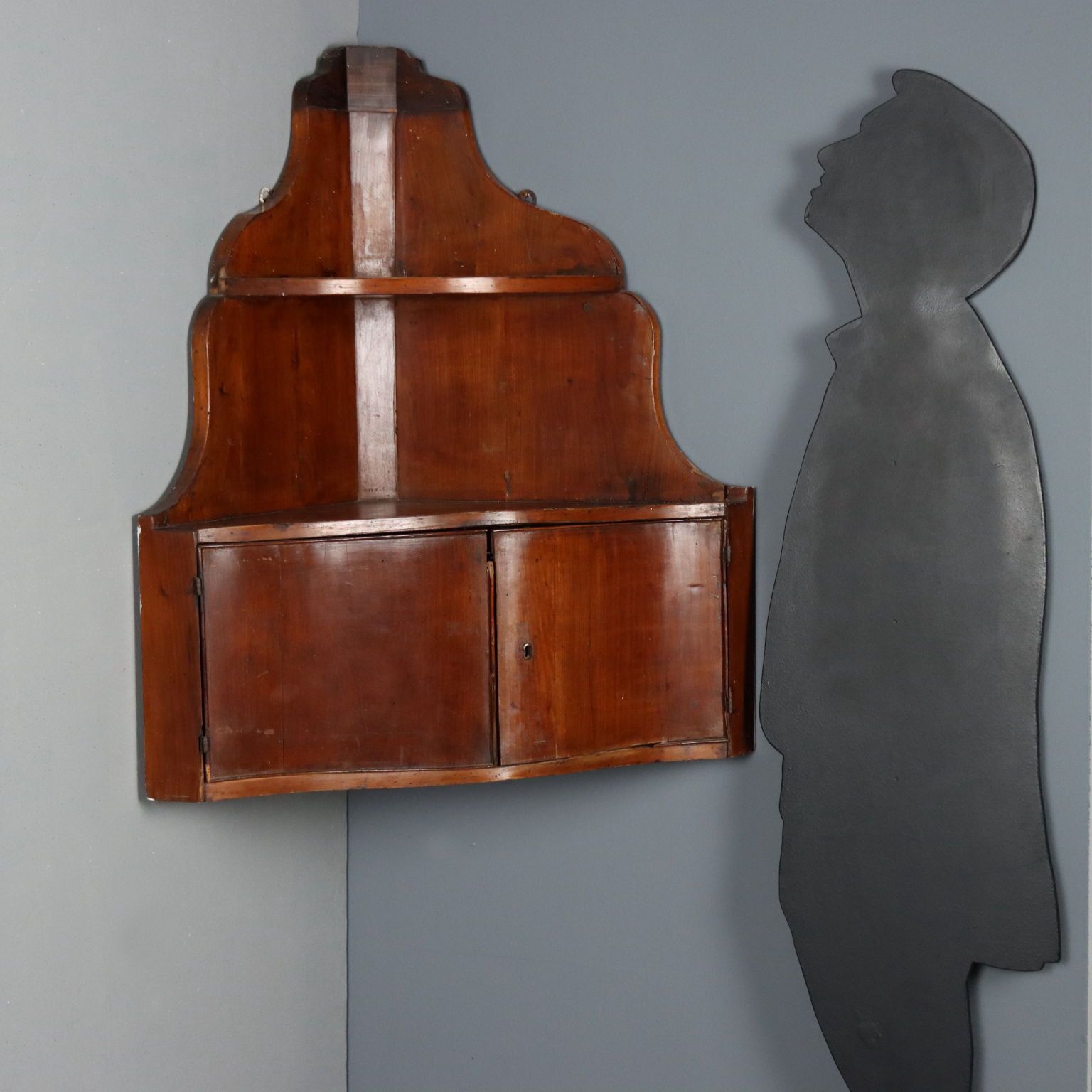 Antiek hoekwandkastje met golvende bovenkant, walnoot, Italië, 19e eeuw photo furniture