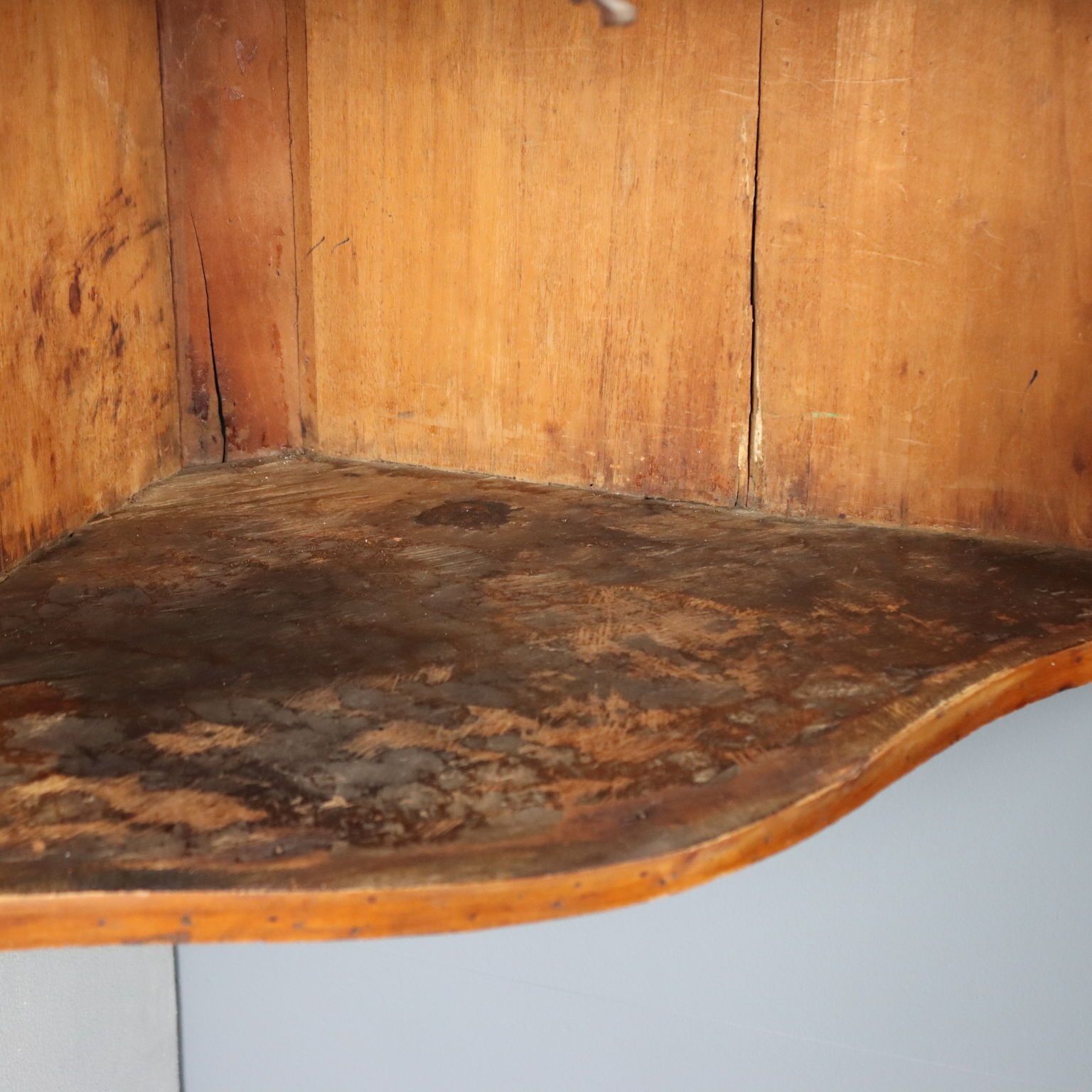 photo furniture Antiek hoekwandkastje met golvende bovenkant, walnoot, Italië, 19e eeuw