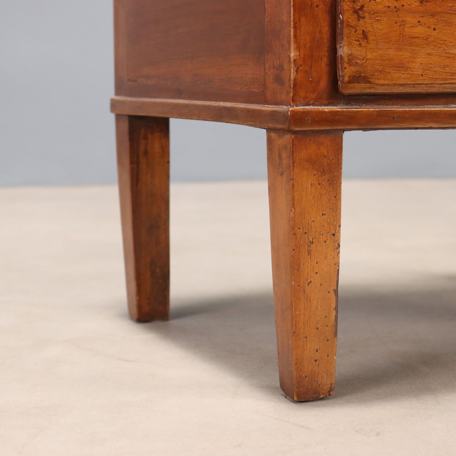 Table de chevet Directoire en noyer et bronze, XIXe siècle photo buy