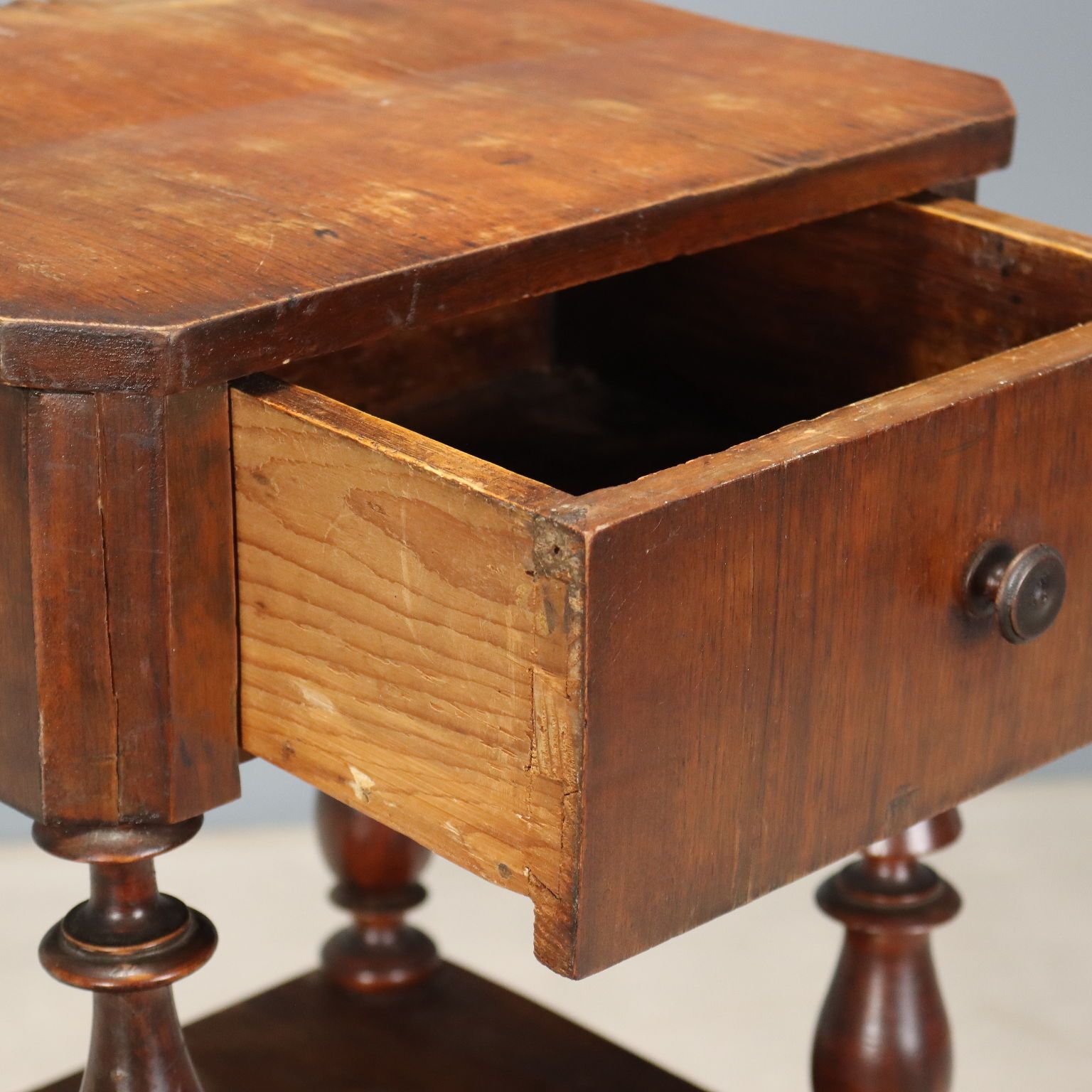 Table de chevet Louis-Philippe en noyer, Italie, XIXe siècle photo 270.0