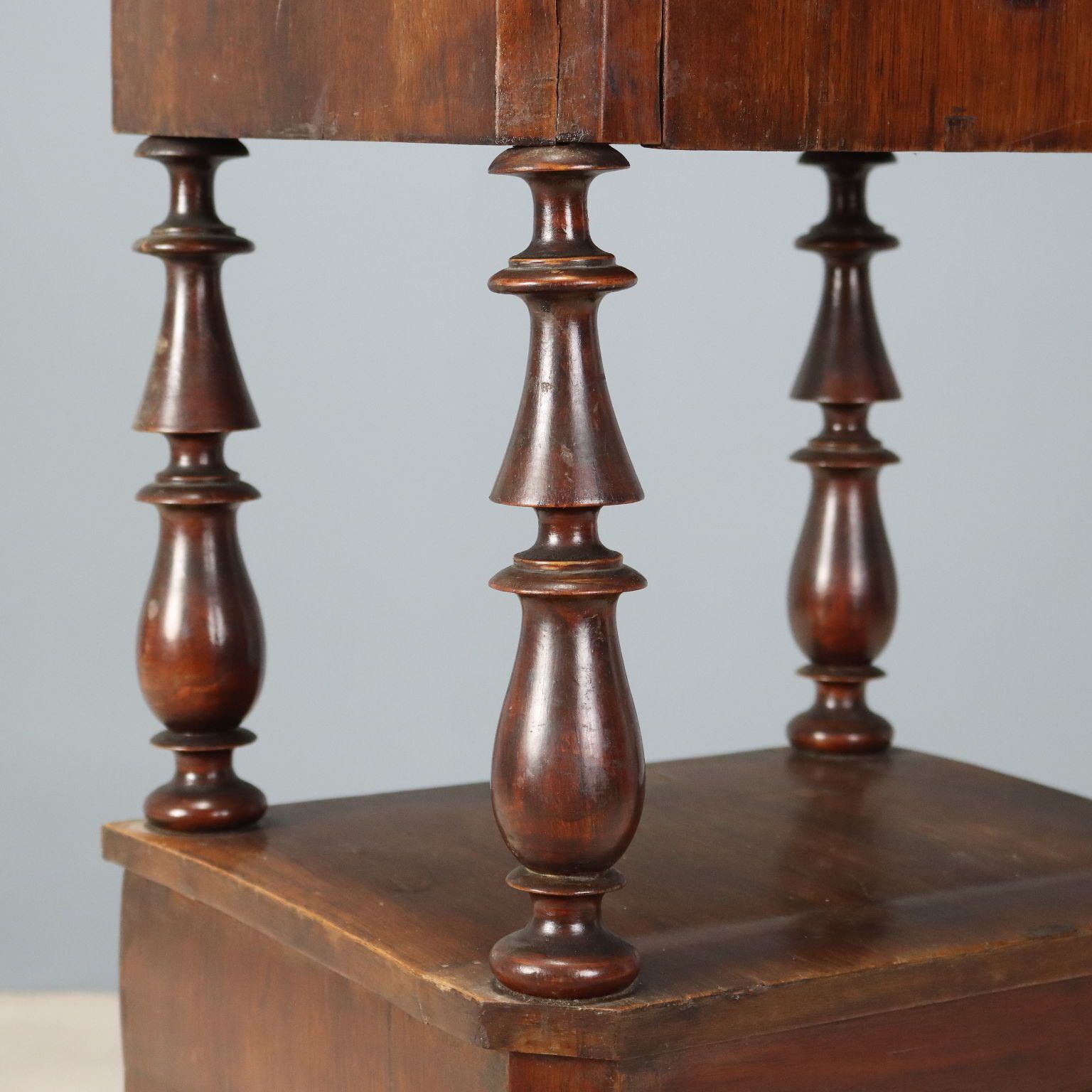 Table de chevet Louis-Philippe en noyer, Italie, XIXe siècle photo vinterior