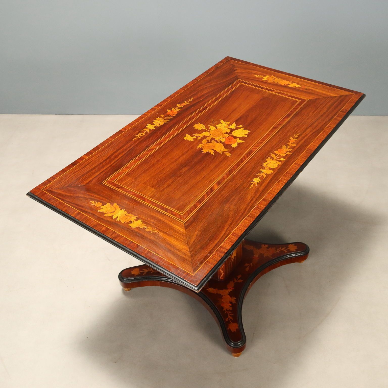 Antieke tafel Bois De Violette mahonie inlegwerk Italië 19e eeuw photo vintage