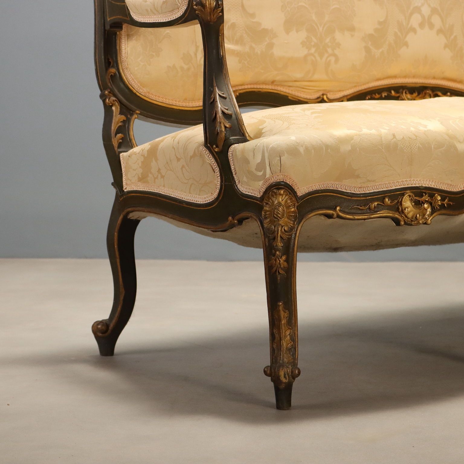 Barokke sofa, gesneden hout, bekleding, Italië, 19e eeuw photo vintage