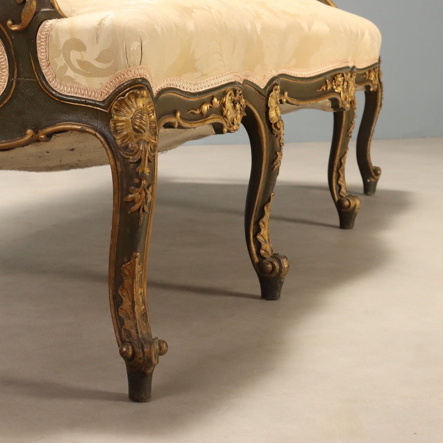 photo furniture Barokke sofa, gesneden hout, bekleding, Italië, 19e eeuw