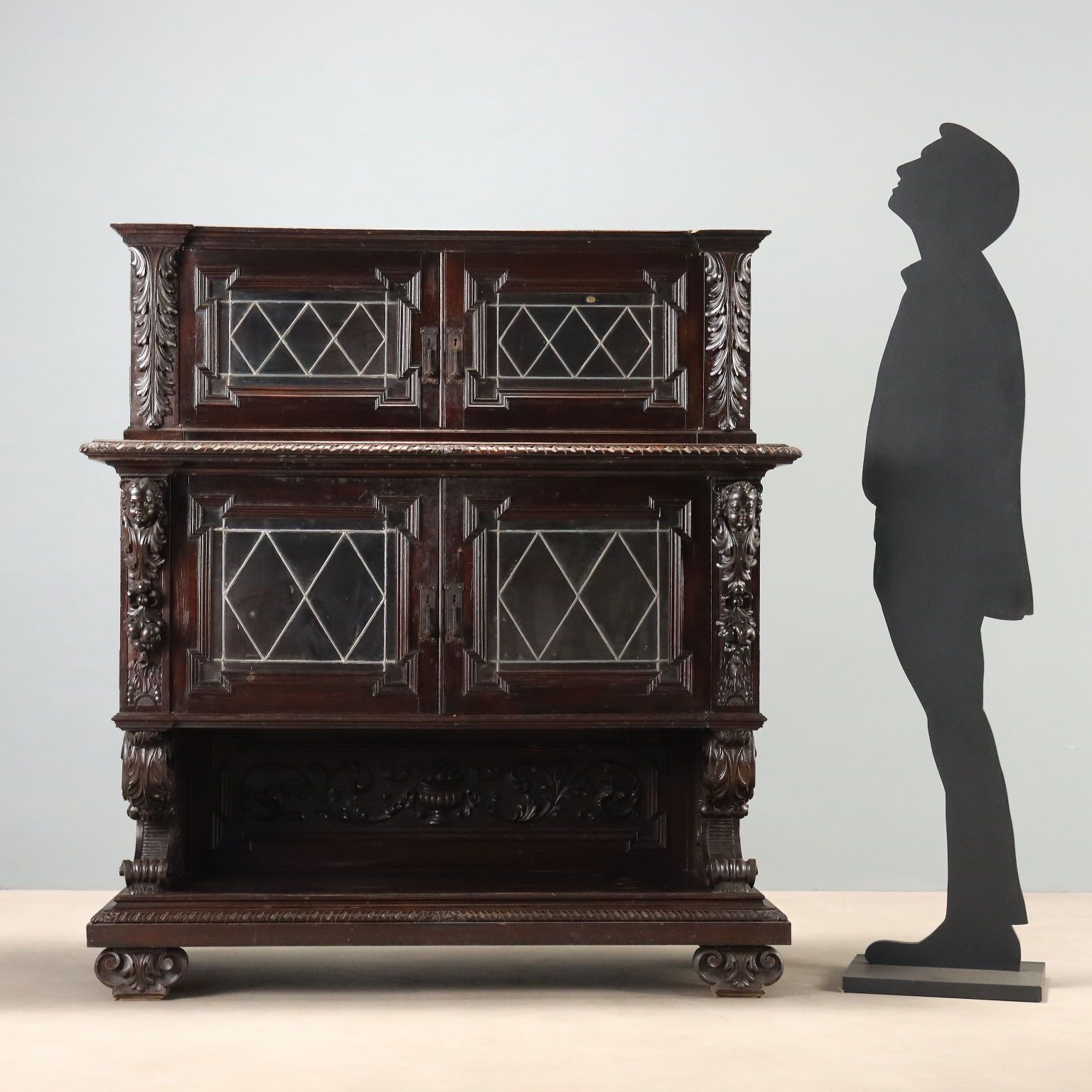 Vitrine de style néo-Renaissance en noyer, fin du XIXe siècle photo furniture