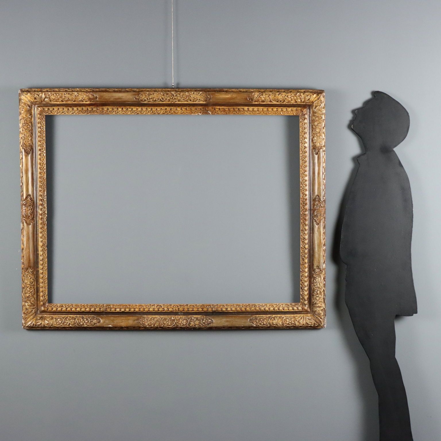 Antieke lijst, gesneden hout met bloemdecoraties, Italië, 18e eeuw photo furniture