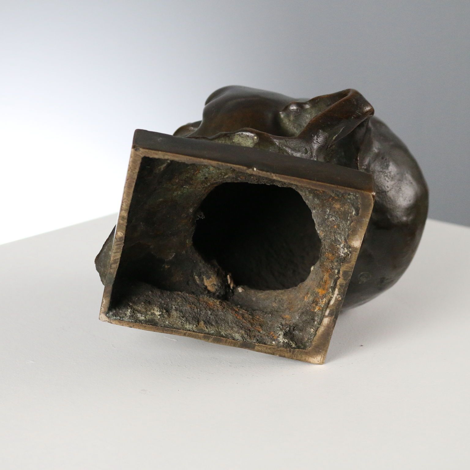 Antiek bronzen sculptuur, kind, Italië, begin 20e eeuw photo vinterior