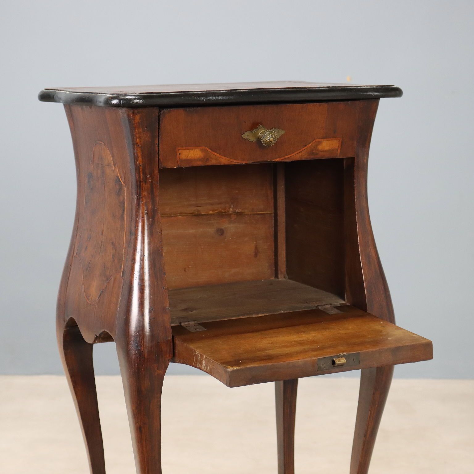 Table de nuit ouverte de style Barocchetto en noyer photo for sale