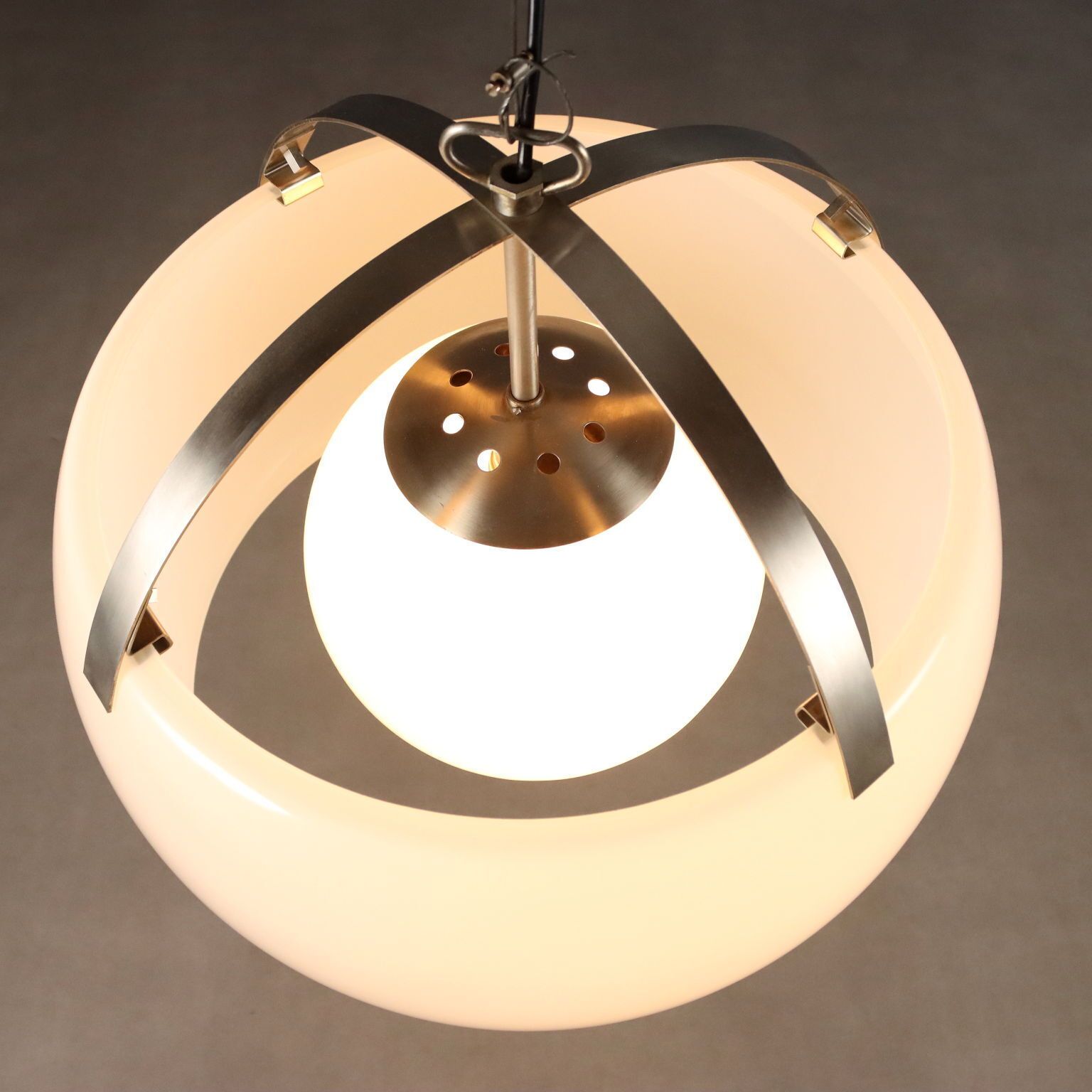 Artemide Omega Lamp Design Vico Magistretti Metaal Italië jaren 1960 70 photo for sale