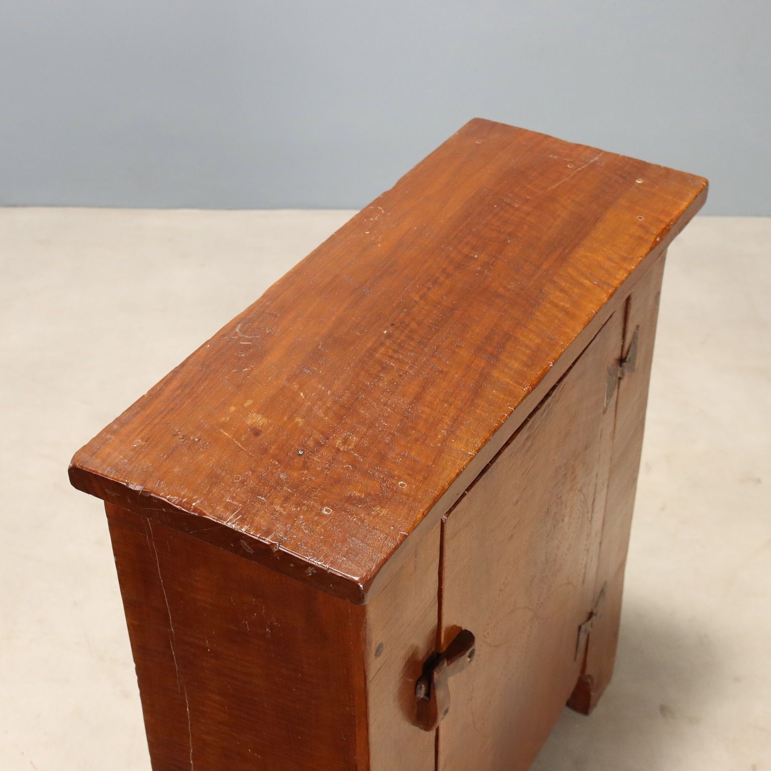 photo furniture Antiek kastje walnoot bloemgravure Italië 19e eeuw