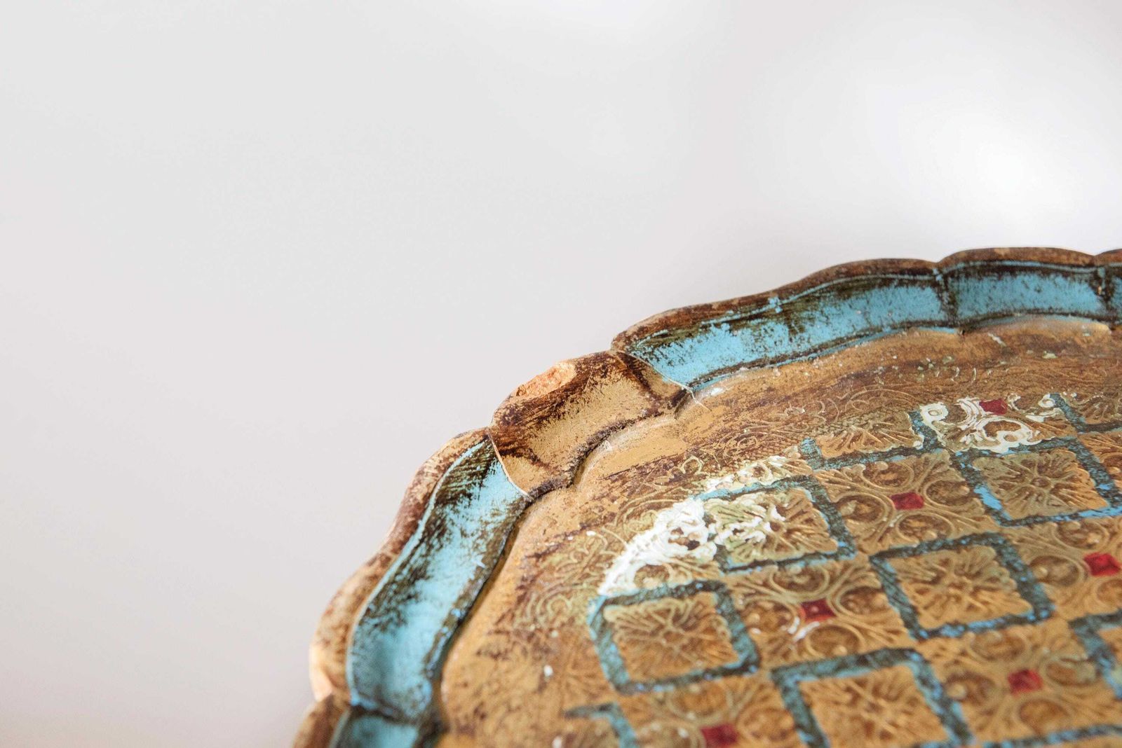 photo vinterior Vintage Italiaanse Florentijnse wijntafel, handgeschilderd verguld houten voetstuk bijzettafel, ronde driepoot plantenstandaard