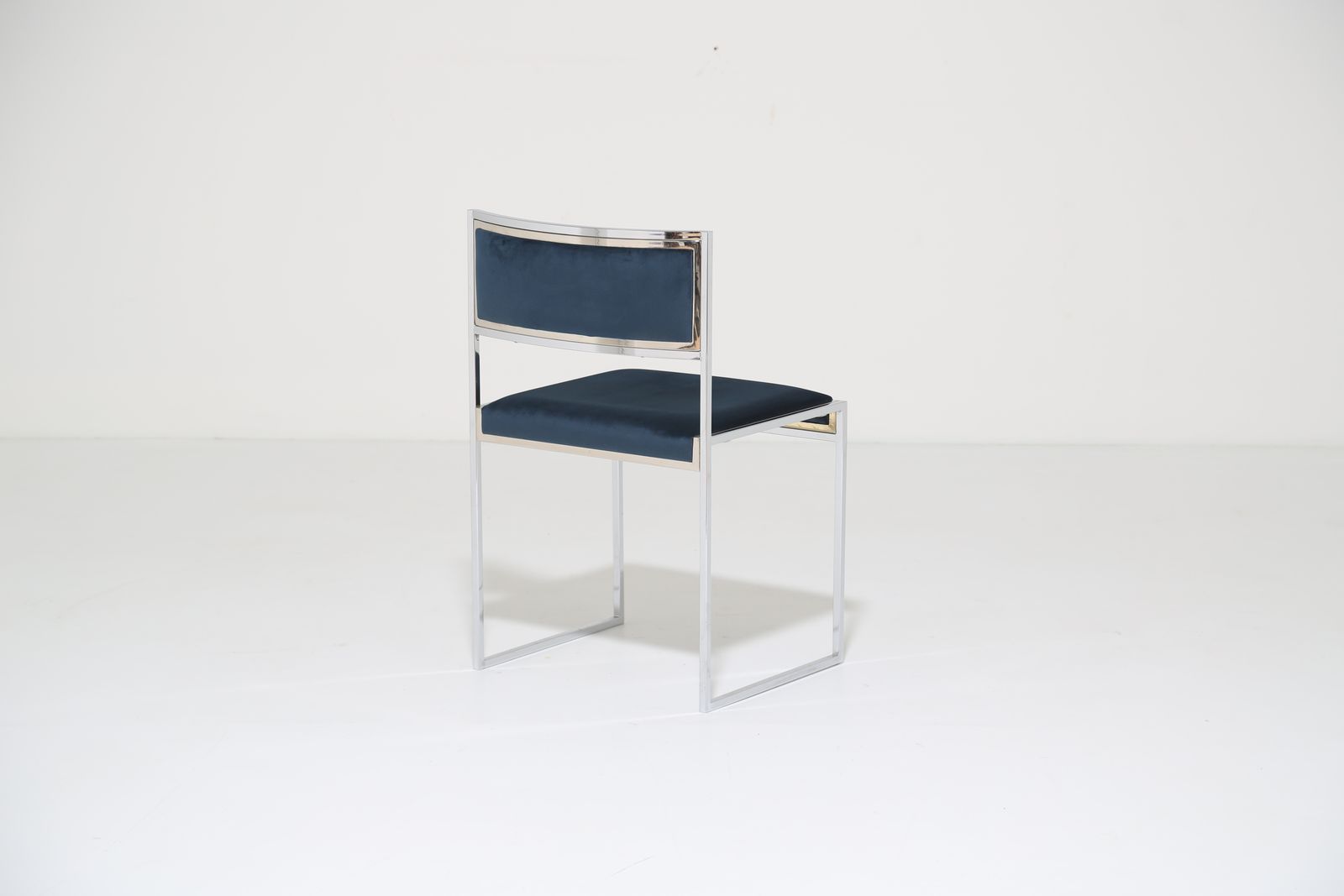 775.0 Mid-Century Modern Italiaanse marineblauw fluwelen stoel met verchroomd frame, Willy Rizzo voor Mario Sabot, jaren 1970. photo