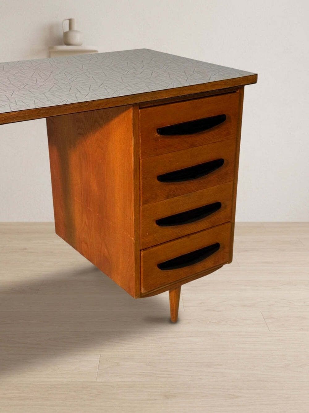 Schrijftafel mid-century houten bureau met vier lades, 109 × 56 × 79 cm photo for sale
