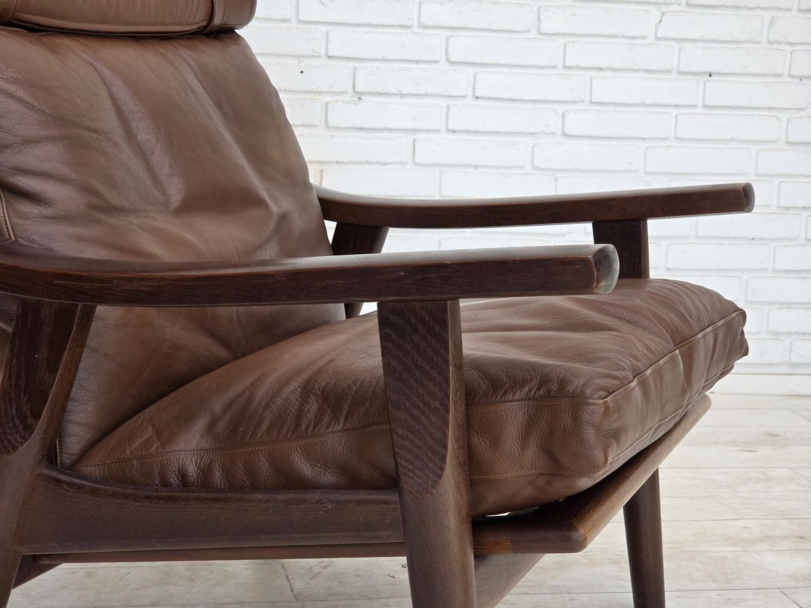 Ca. jaren 1970, Deens design van H.J.Wegner, fauteuil met hoge rugleuning, model GE530. photo Meubels