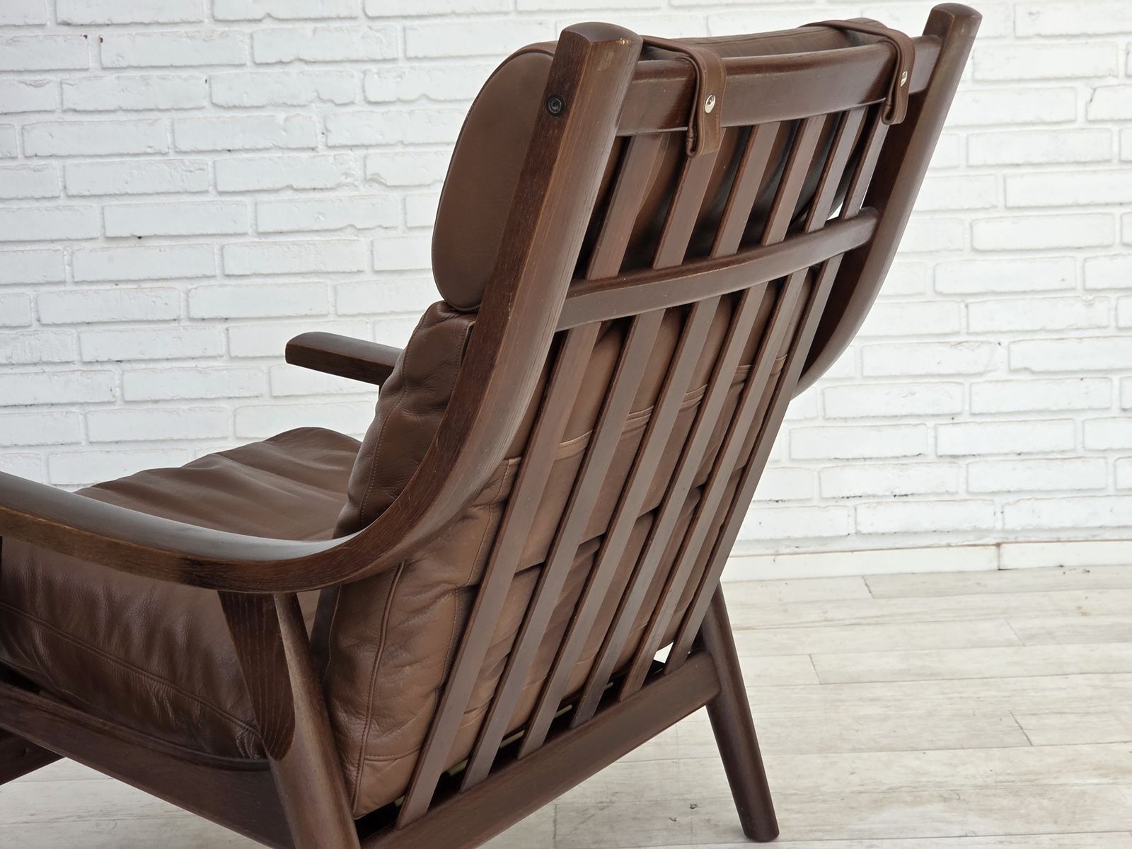 photo buy Ca. jaren 1970, Deens design van H.J.Wegner, fauteuil met hoge rugleuning, model GE530.