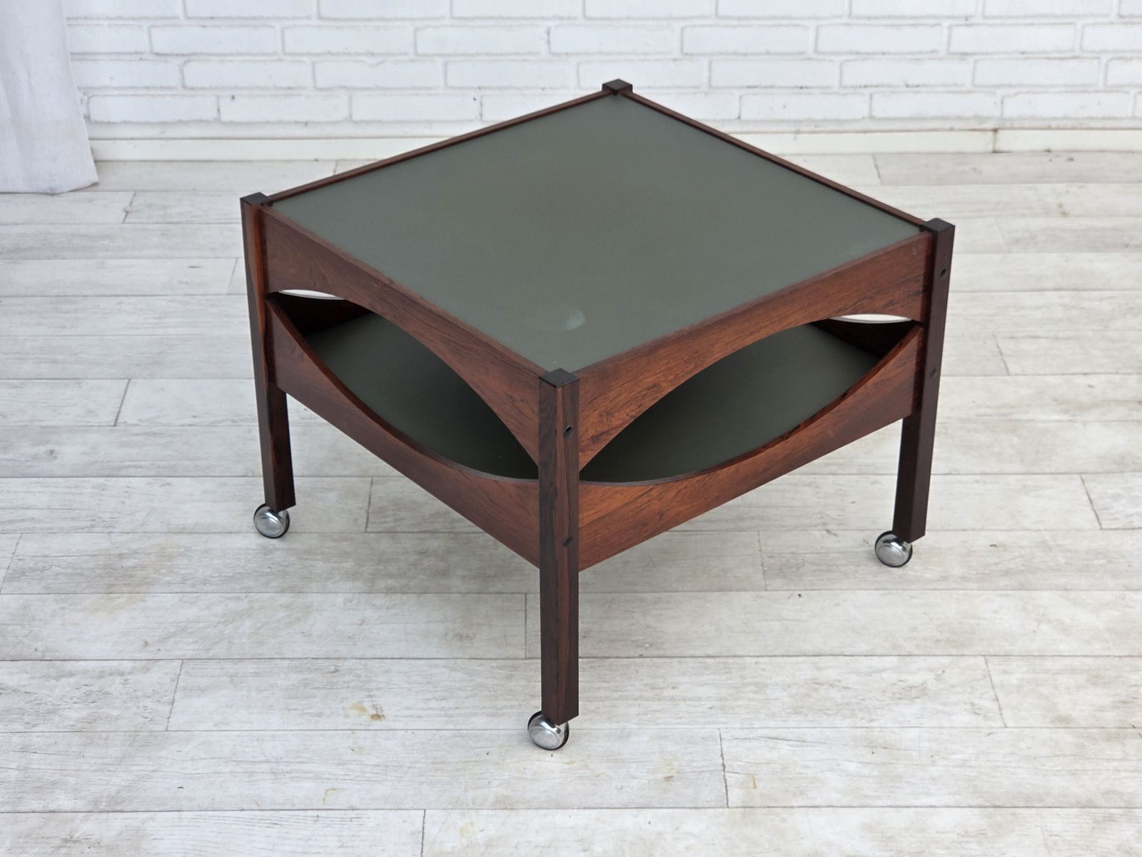 Jaren 1970, Deens design van Kristian Vedel. Bijzettafel model "Modus", teakhout. photo for sale