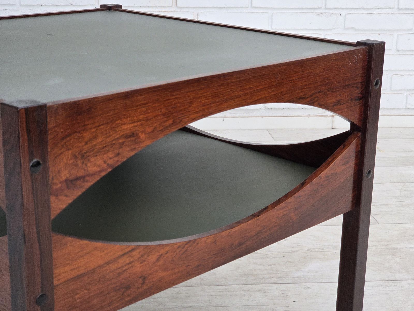 Jaren 1970, Deens design van Kristian Vedel. Bijzettafel model "Modus", teakhout. photo Meubels