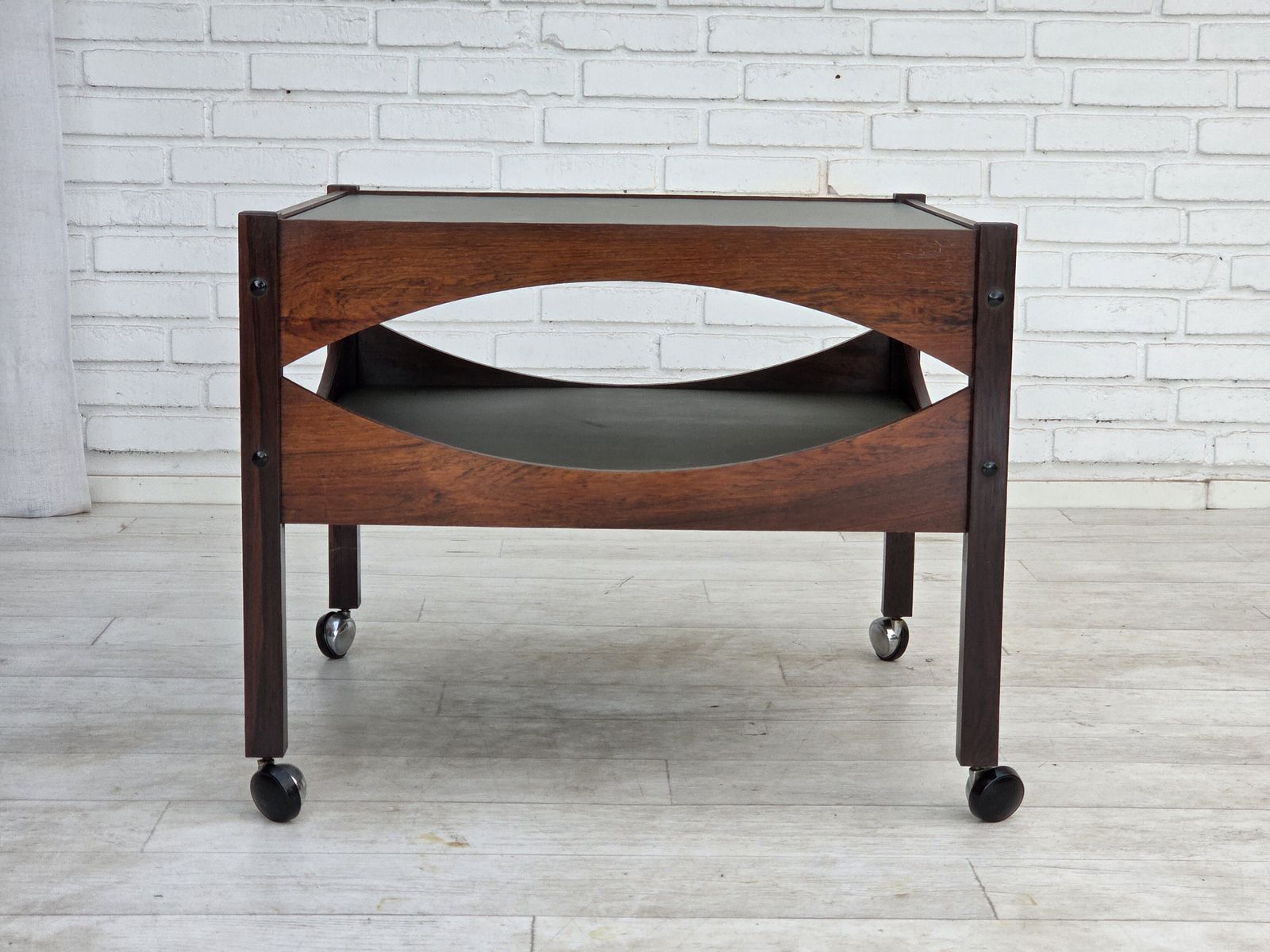 Jaren 1970, Deens design van Kristian Vedel. Bijzettafel model "Modus", teakhout. photo 990.0