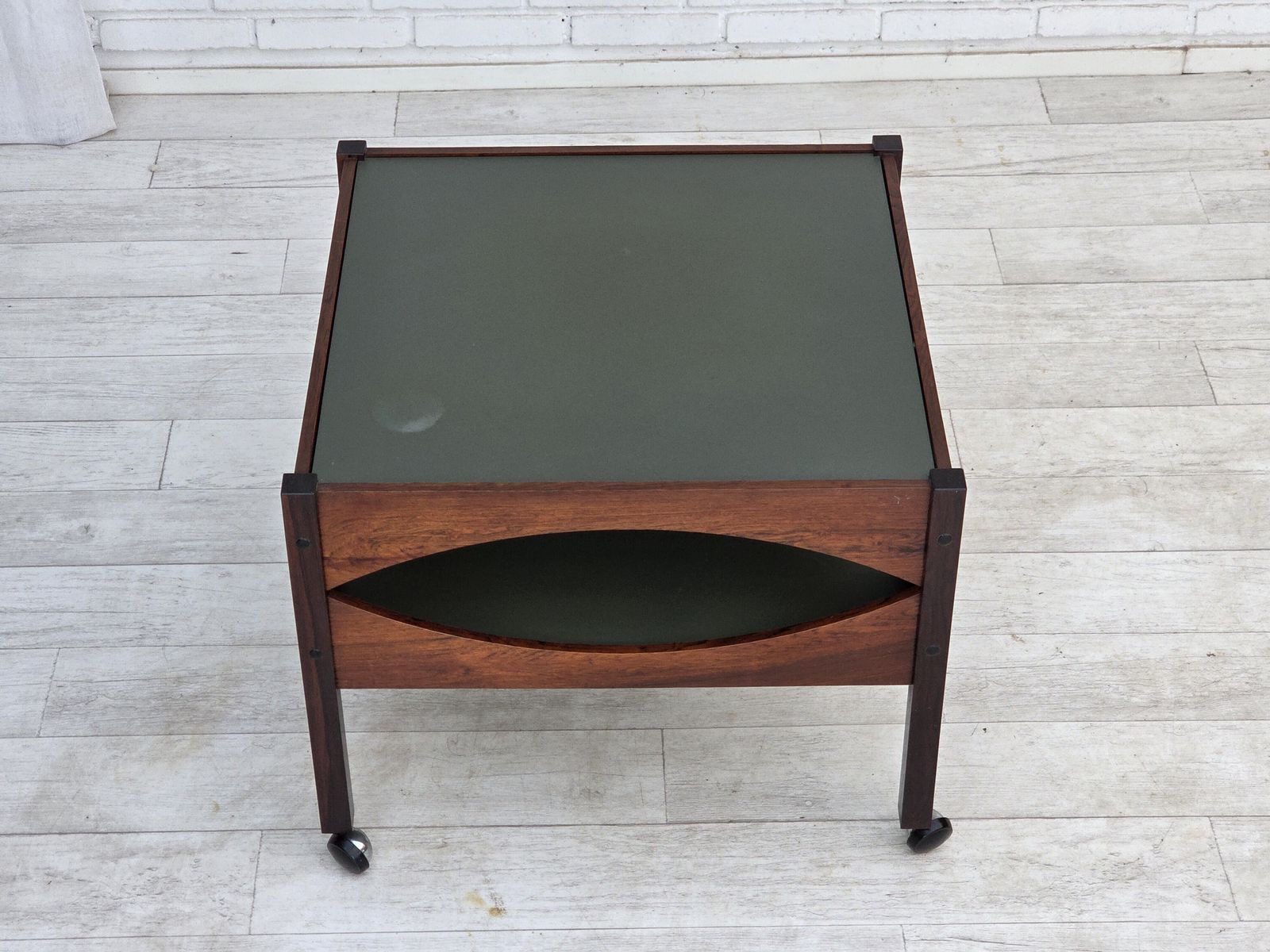 Jaren 1970, Deens design van Kristian Vedel. Bijzettafel model "Modus", teakhout. photo vinterior