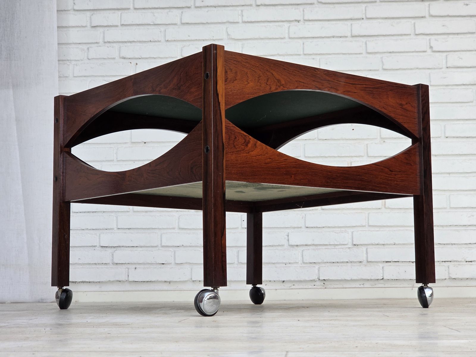 photo for sale Jaren 1970, Deens design van Kristian Vedel. Bijzettafel model "Modus", teakhout.