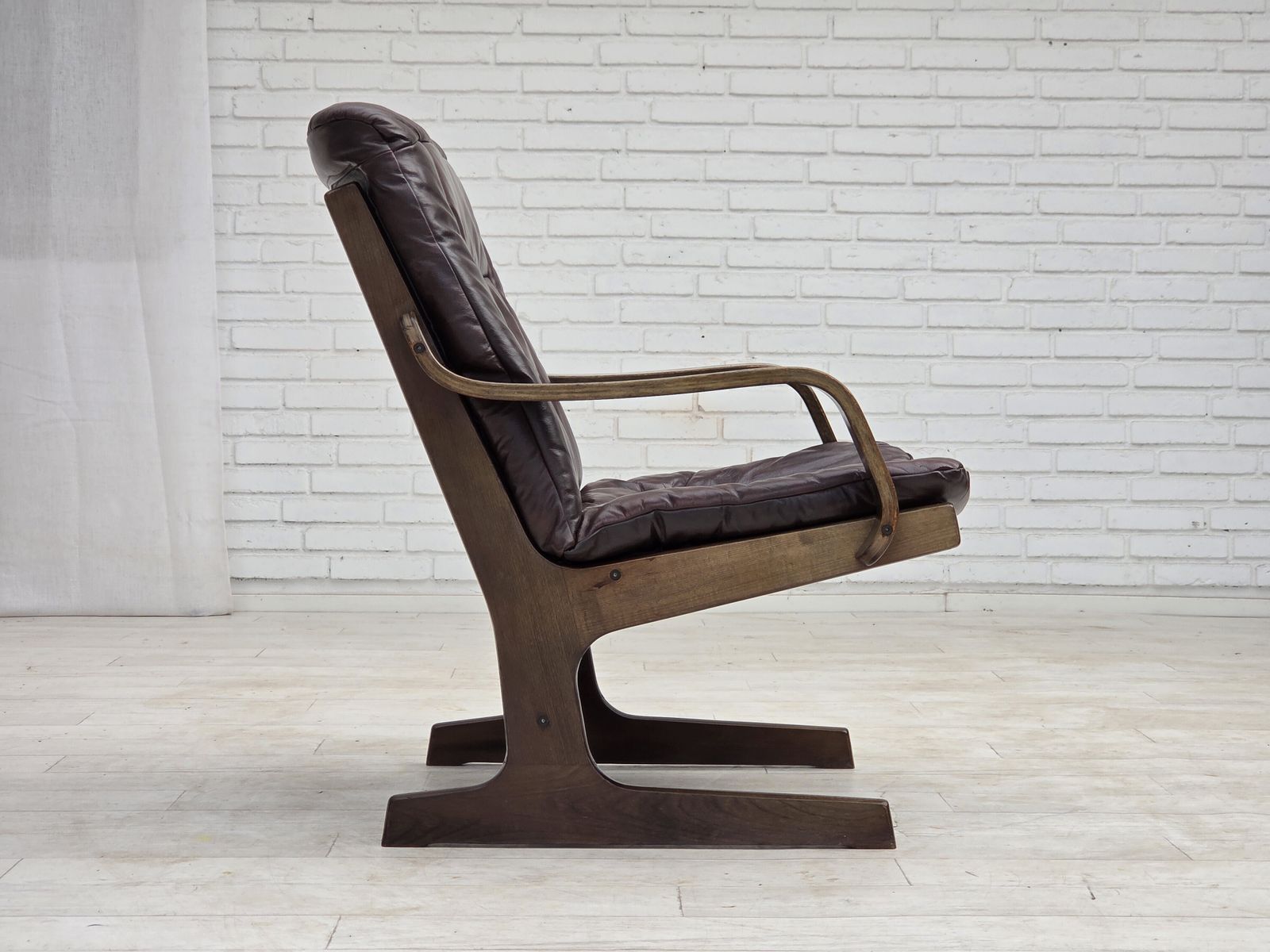 photo furniture Ca. jaren 1970, Scandinavische fauteuil, bruin meubeleer.