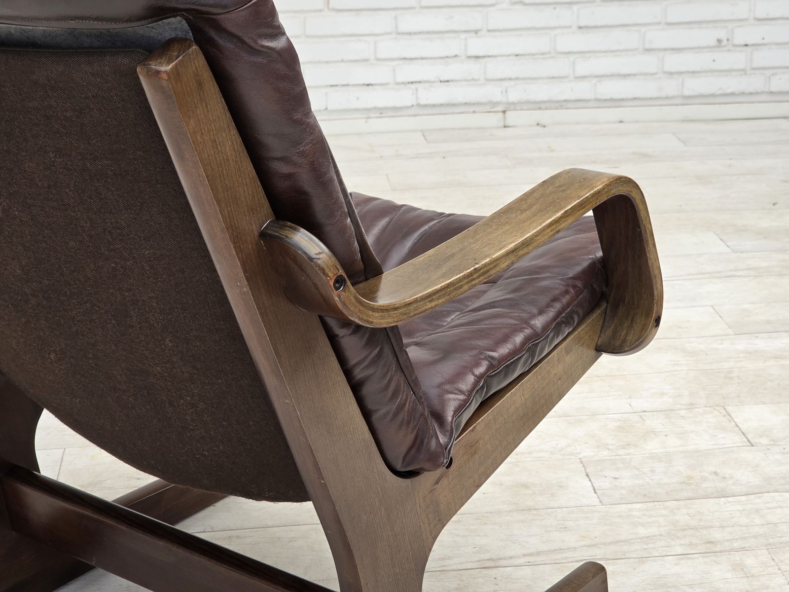 950.0 Ca. jaren 1970, Scandinavische fauteuil, bruin meubeleer. photo