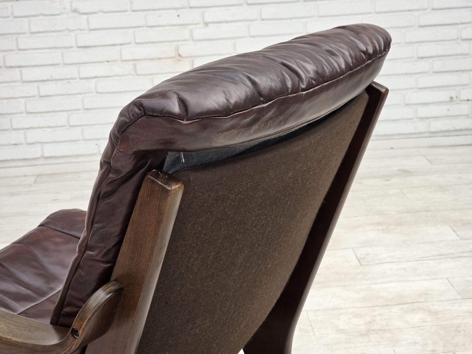 photo vintage Ca. jaren 1970, Scandinavische fauteuil, bruin meubeleer.