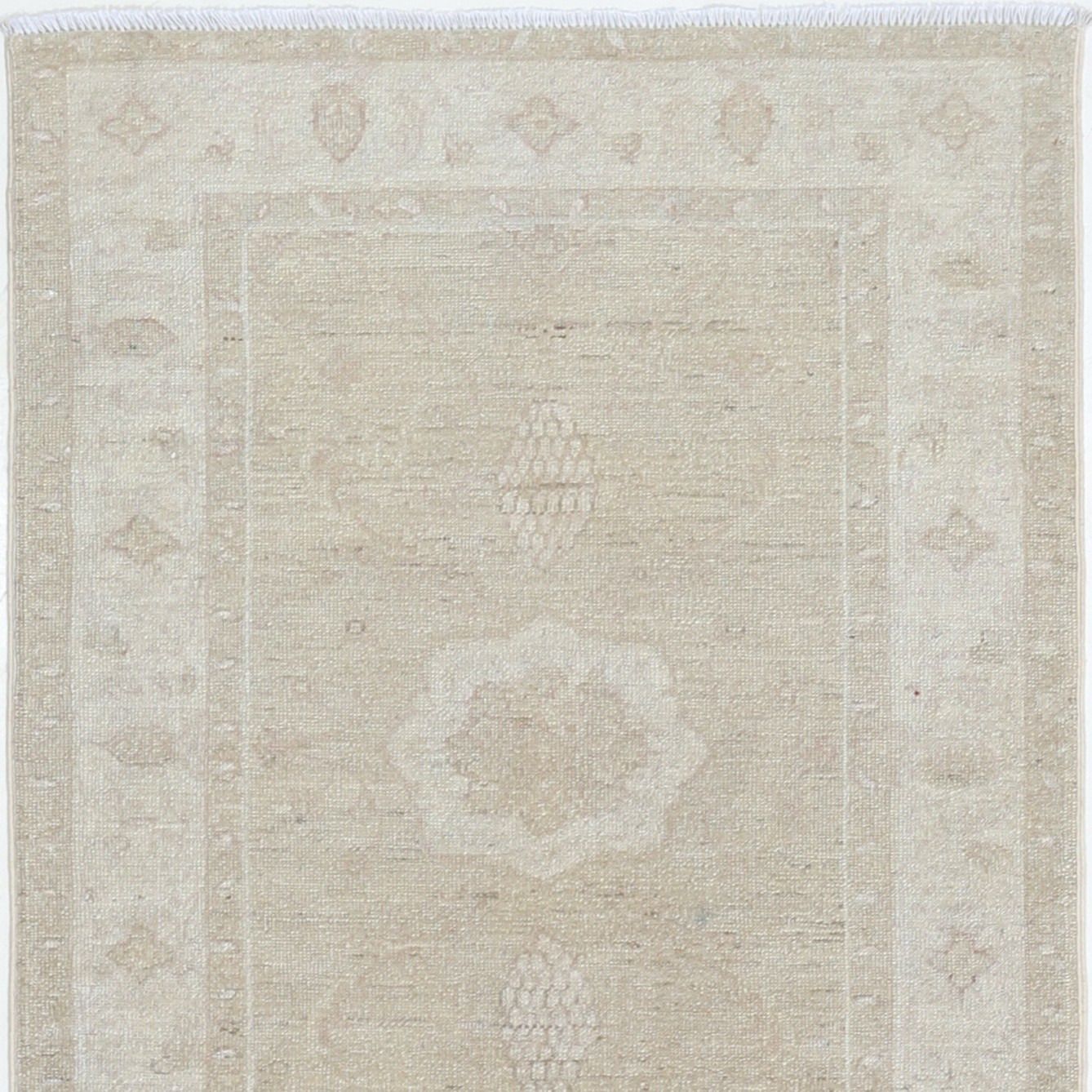 Tapis de couloir en laine noué à la main, 0,85 x 2,90 m. Tapis de couloir aux tons doux photo vinterior