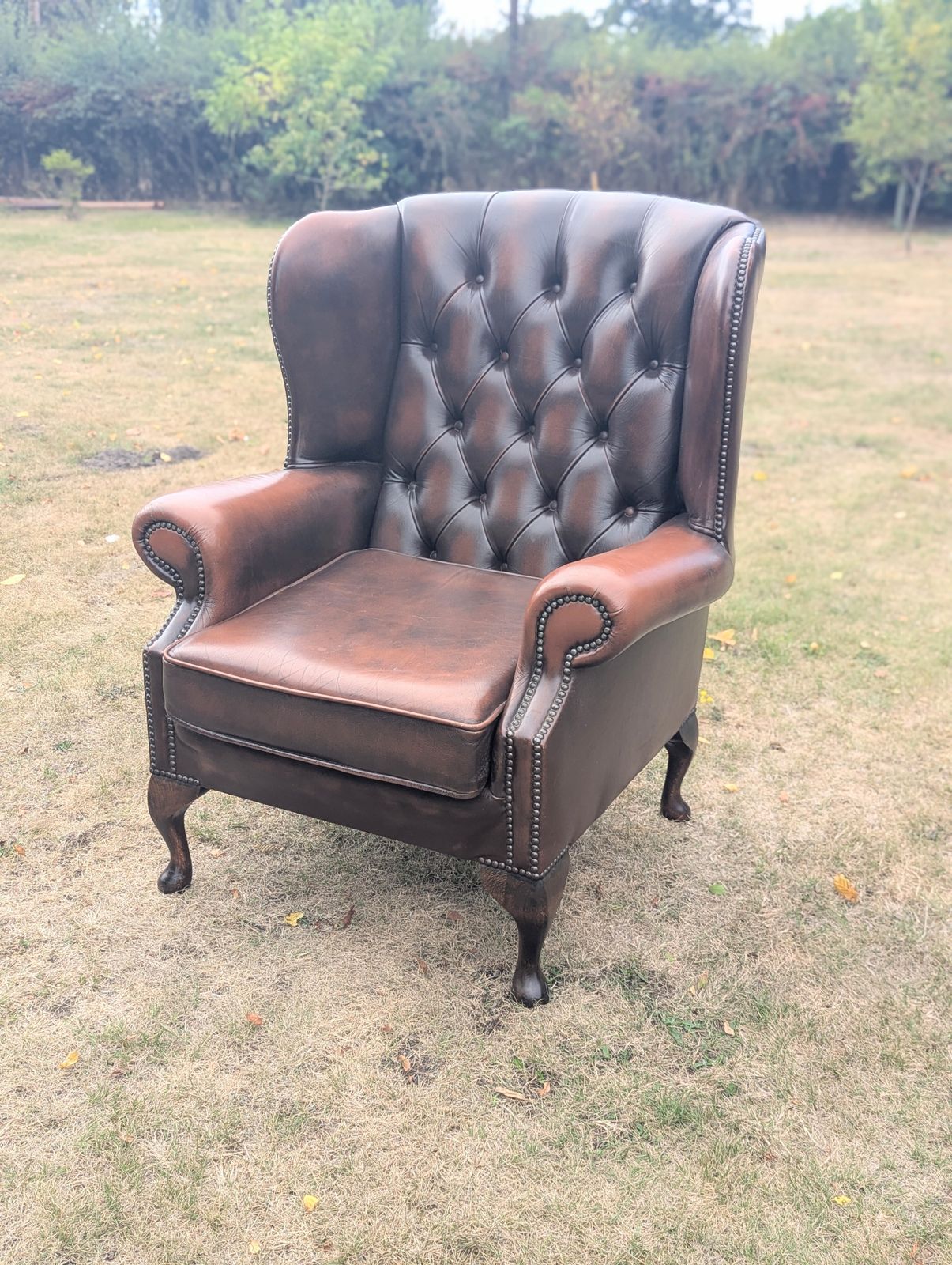 photo buy Fauteuil Chesterfield wingback vintage en cuir brun, livraison disponible 0369