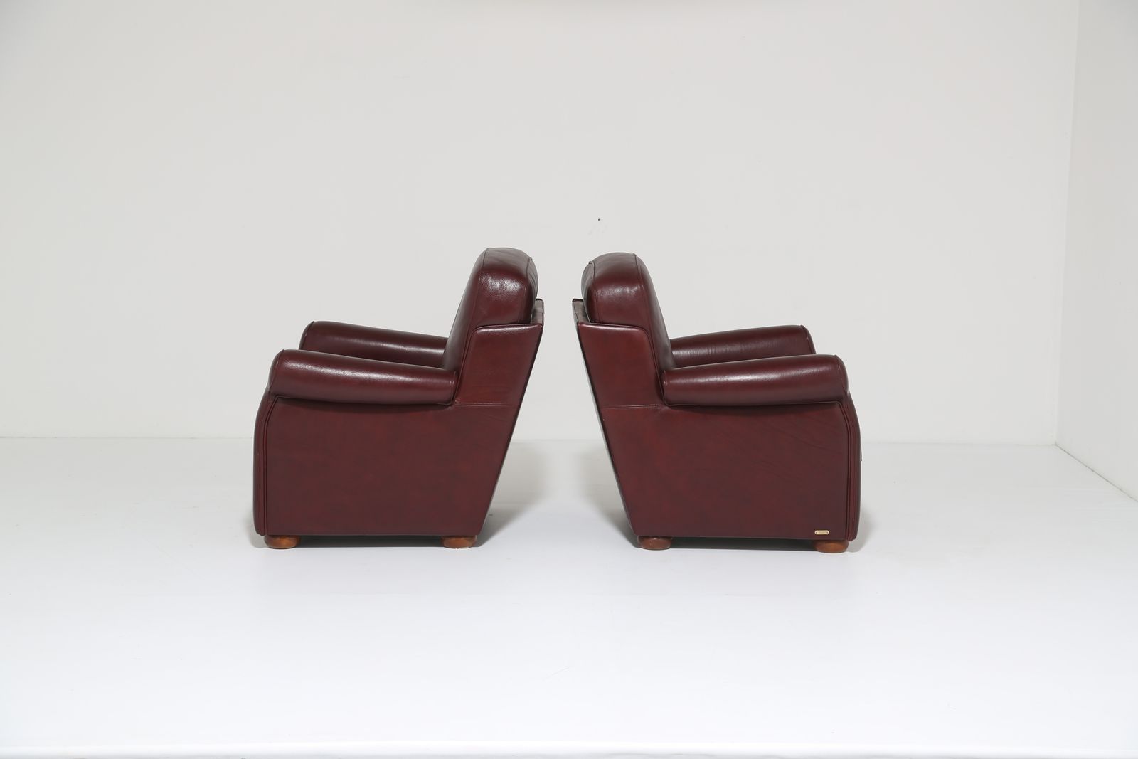 Paar art deco stijl Italiaanse bordeauxrode leren clubfauteuils van Fratelli Mascheroni photo for sale