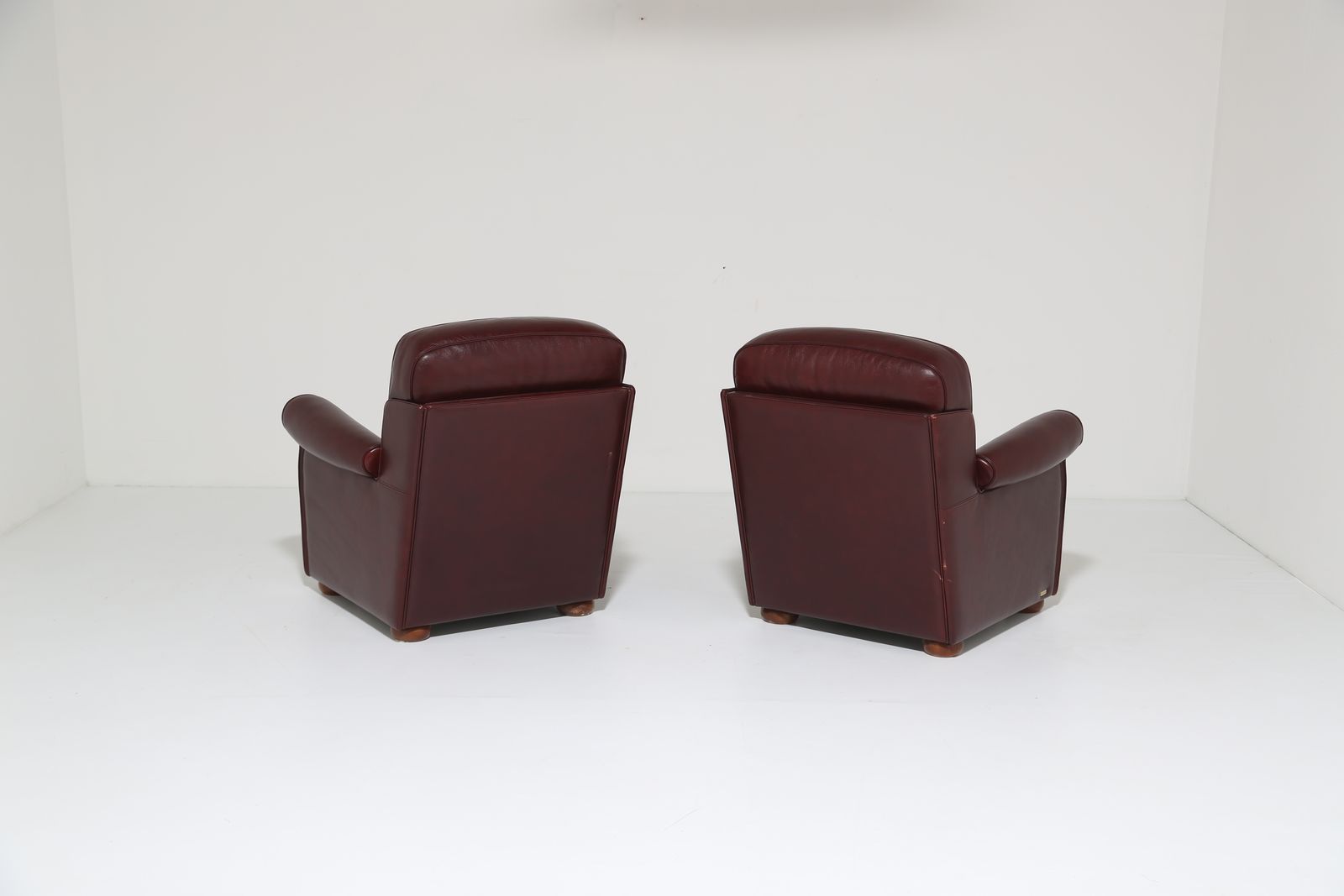photo vinterior Paar art deco stijl Italiaanse bordeauxrode leren clubfauteuils van Fratelli Mascheroni