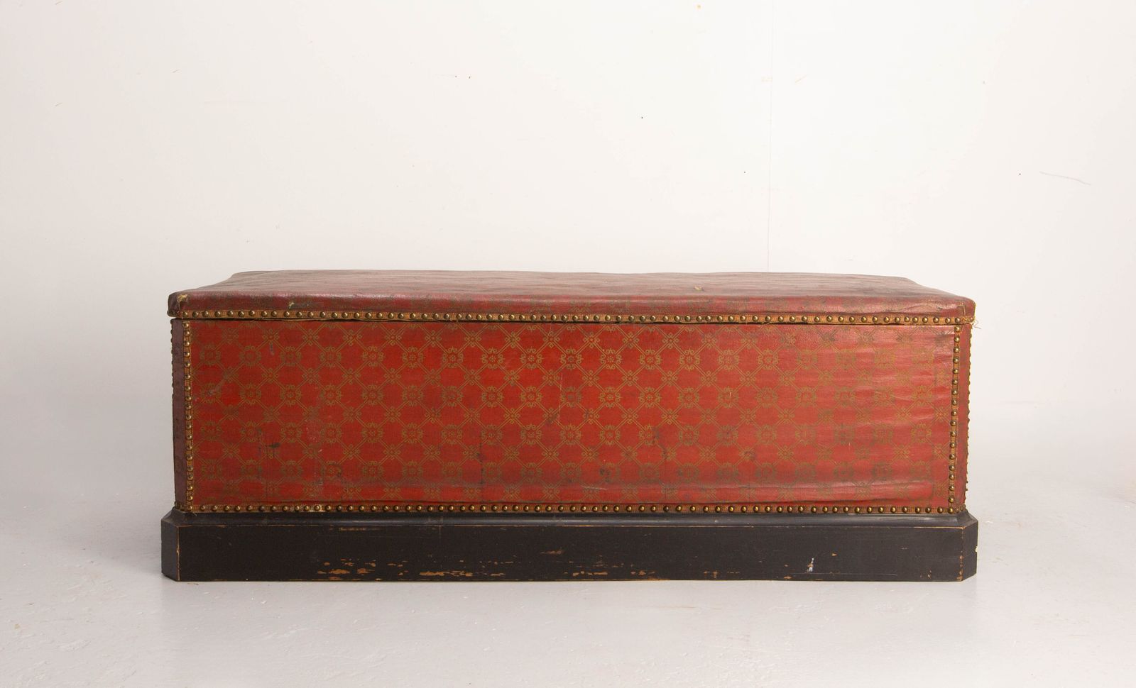 Coffre-banc d'époque rouge et doré, clous en laiton, pin rustique, français photo for sale
