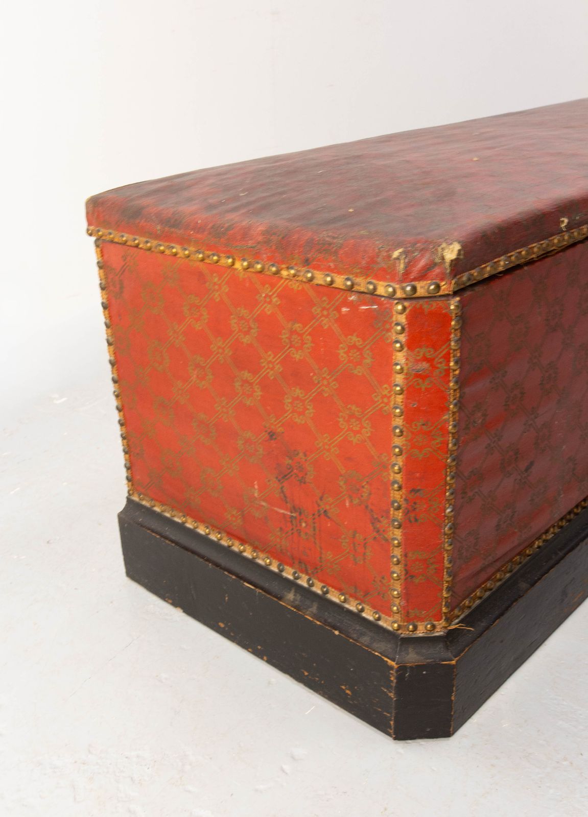 Coffre-banc d'époque rouge et doré, clous en laiton, pin rustique, français photo vinterior