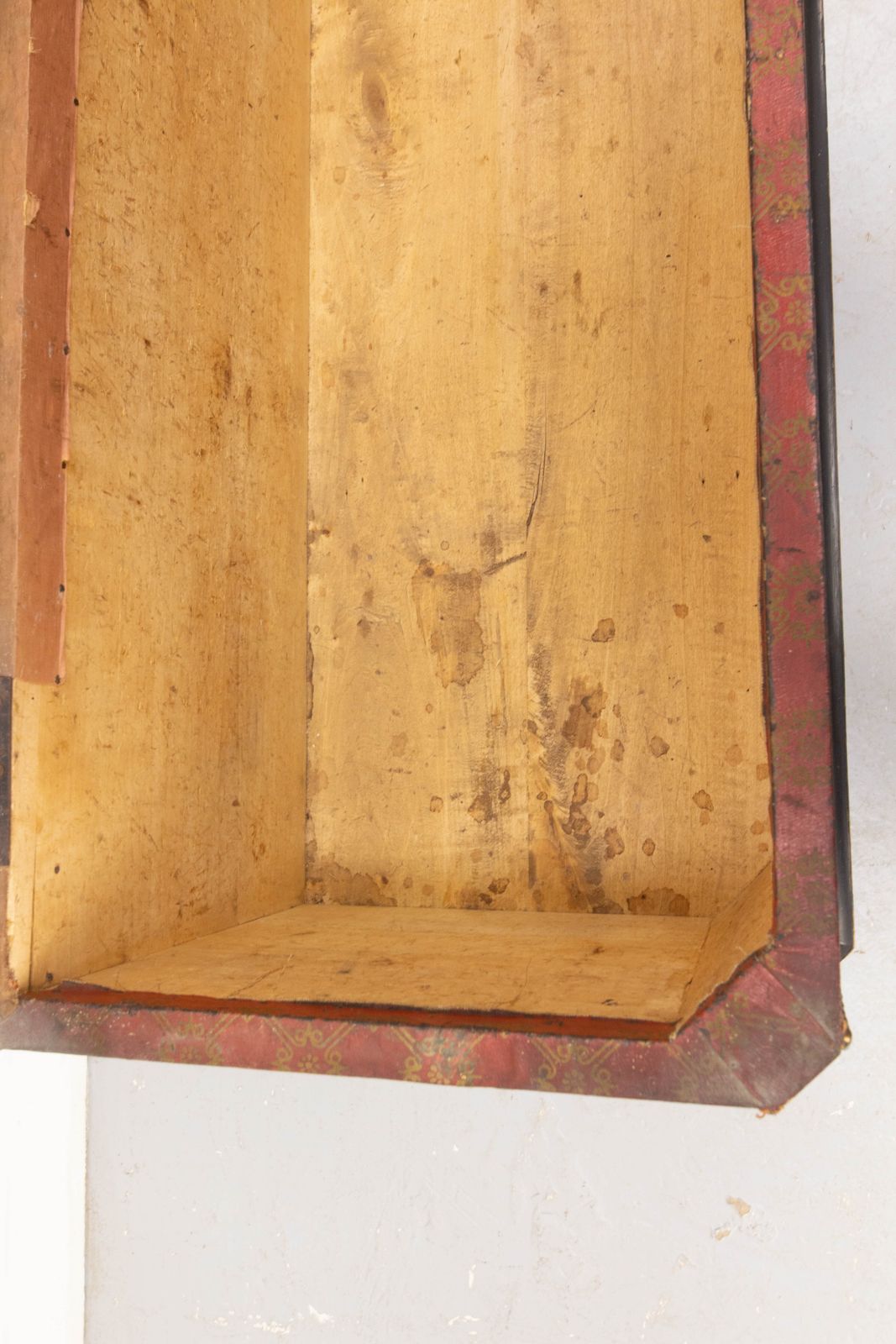 photo buy Antiek rode en gouden rustieke koffer opbergbank met messing siernagels, grenenhouten kist, Frans